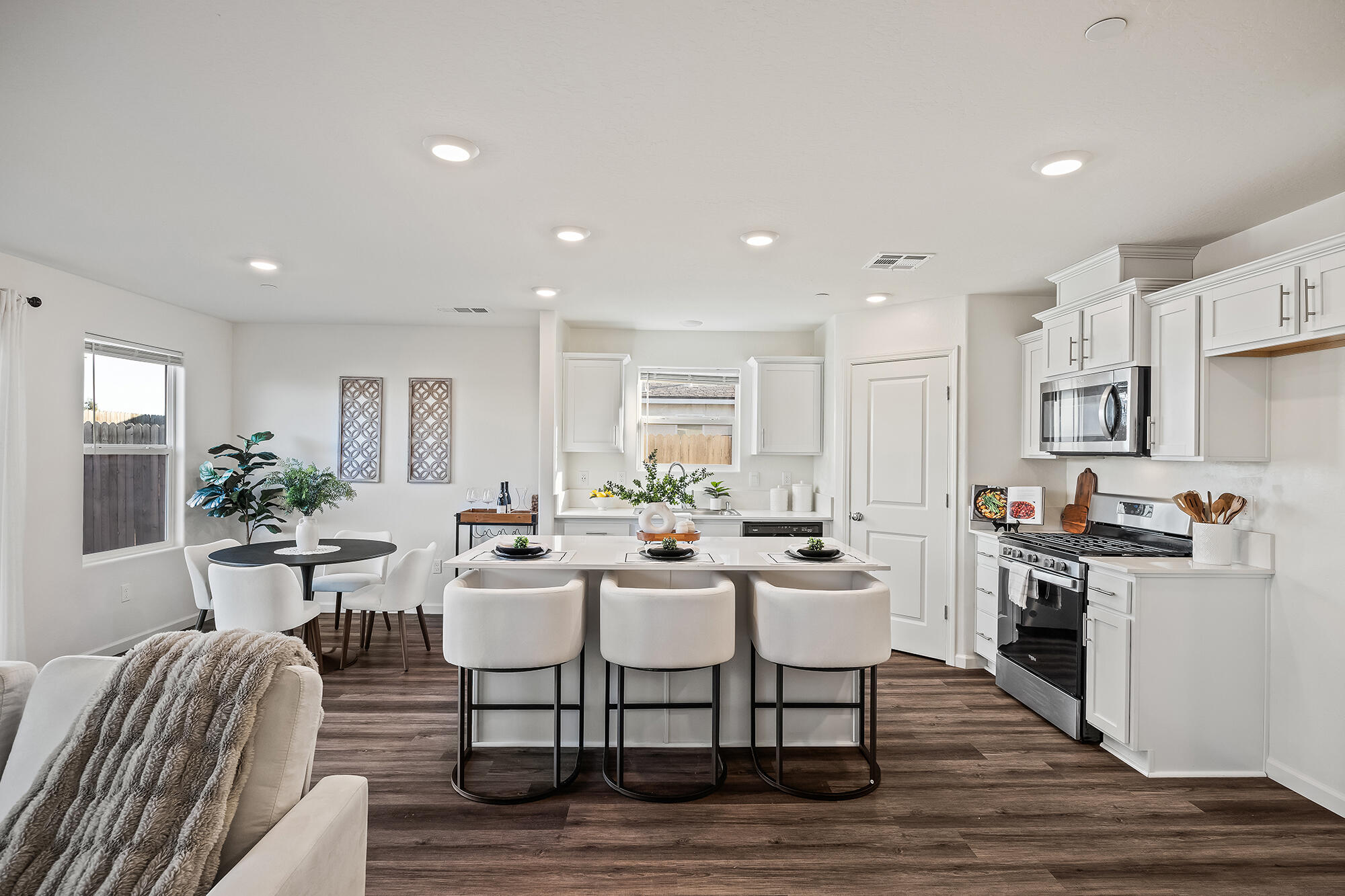 584 Shadow Creek Ct, Tulare, CA 93274