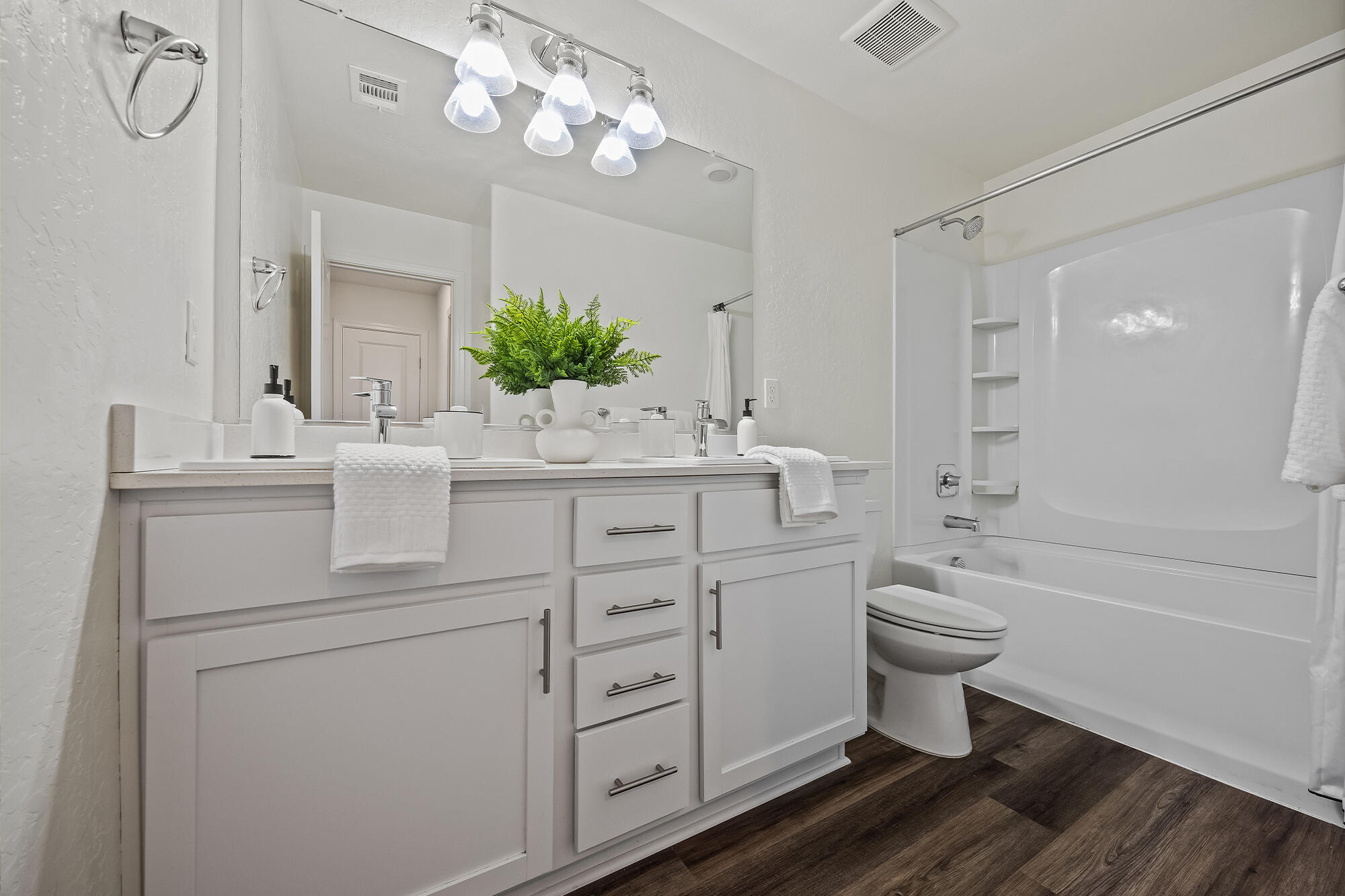 584 Shadow Creek Ct, Tulare, CA 93274