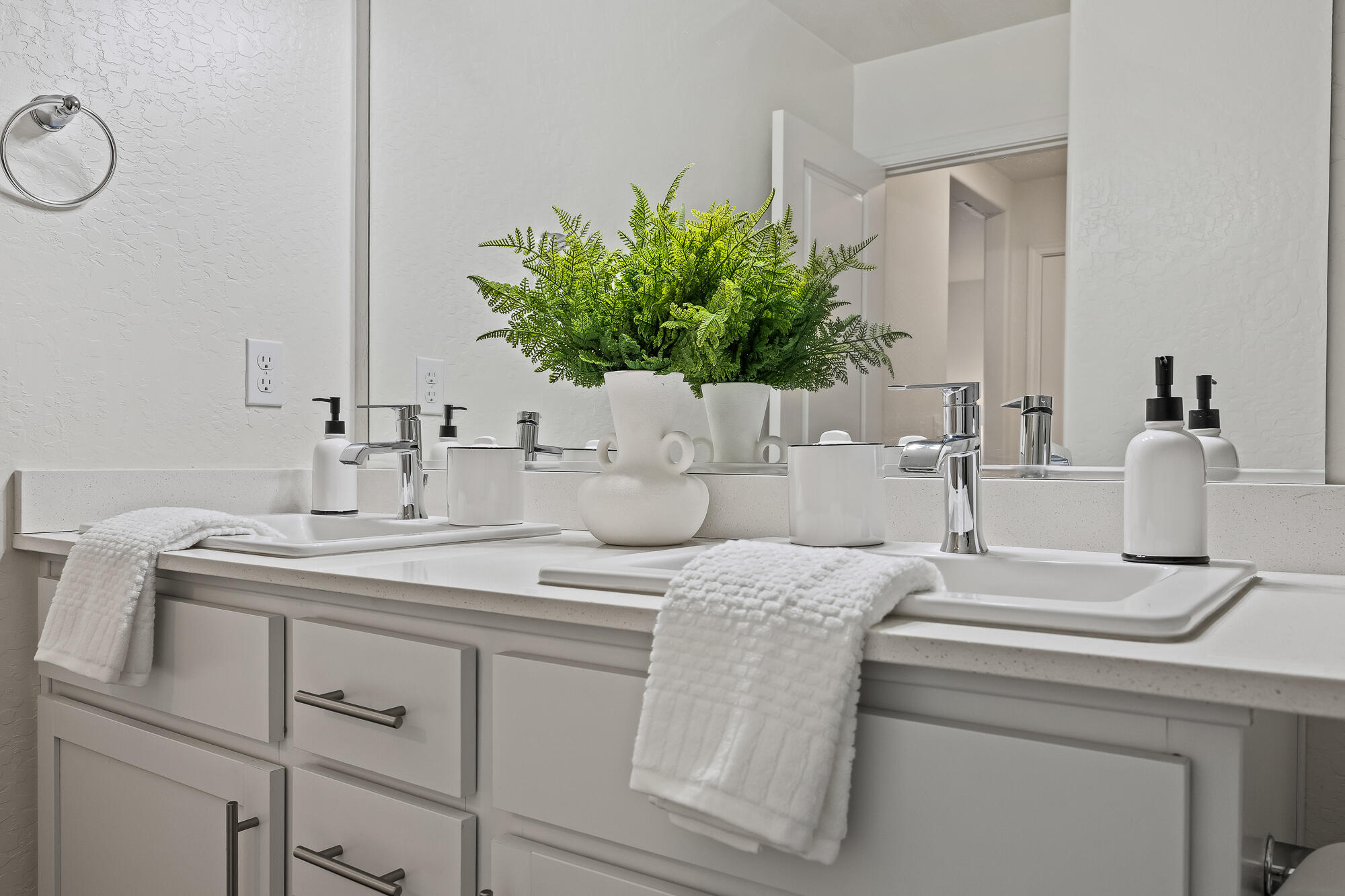 584 Shadow Creek Ct, Tulare, CA 93274