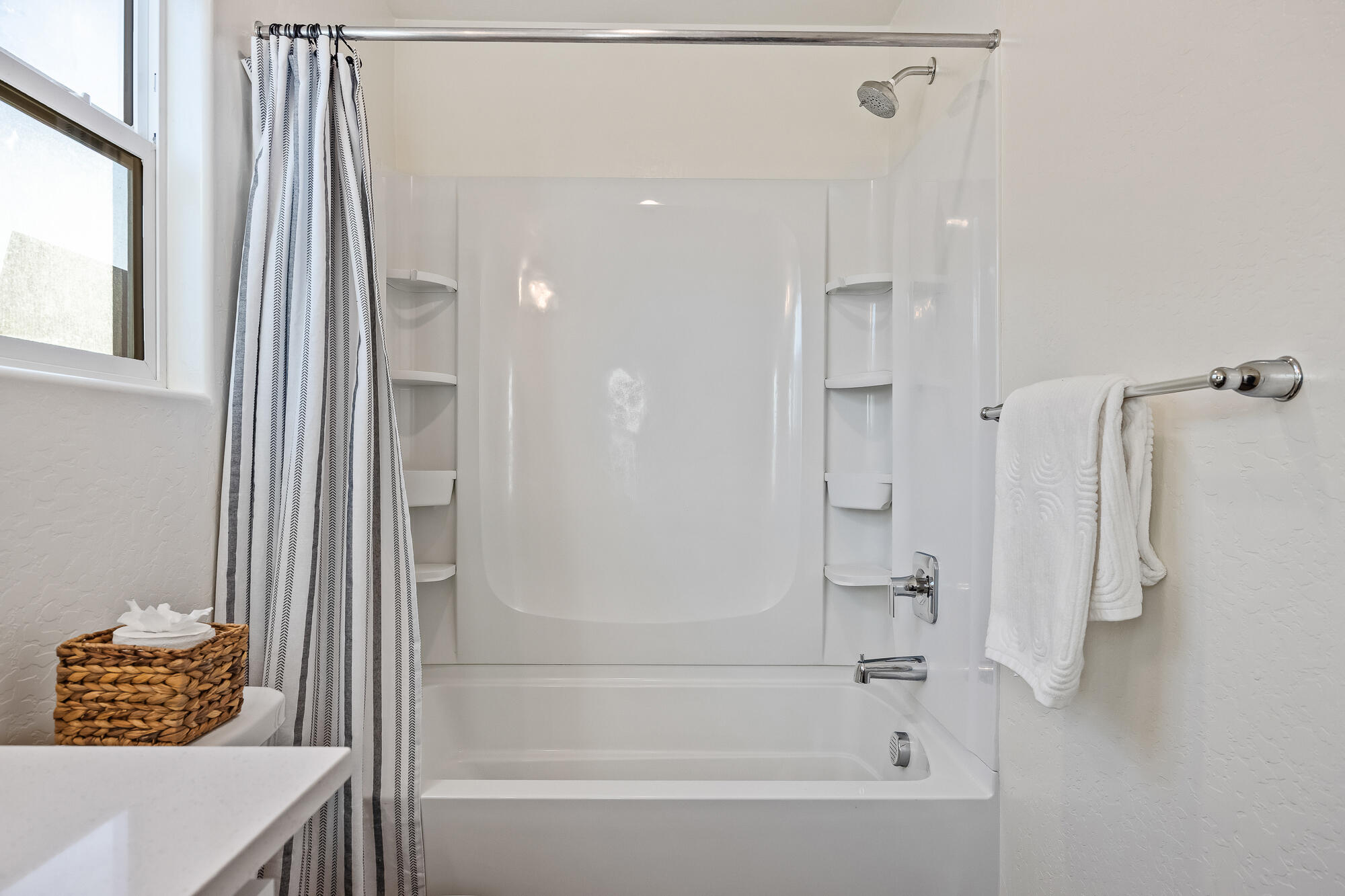 584 Shadow Creek Ct, Tulare, CA 93274