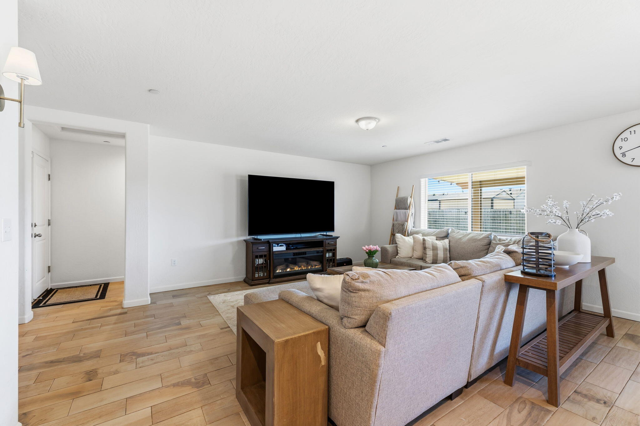 2131 W Ambassador Way, Hanford, CA 93230