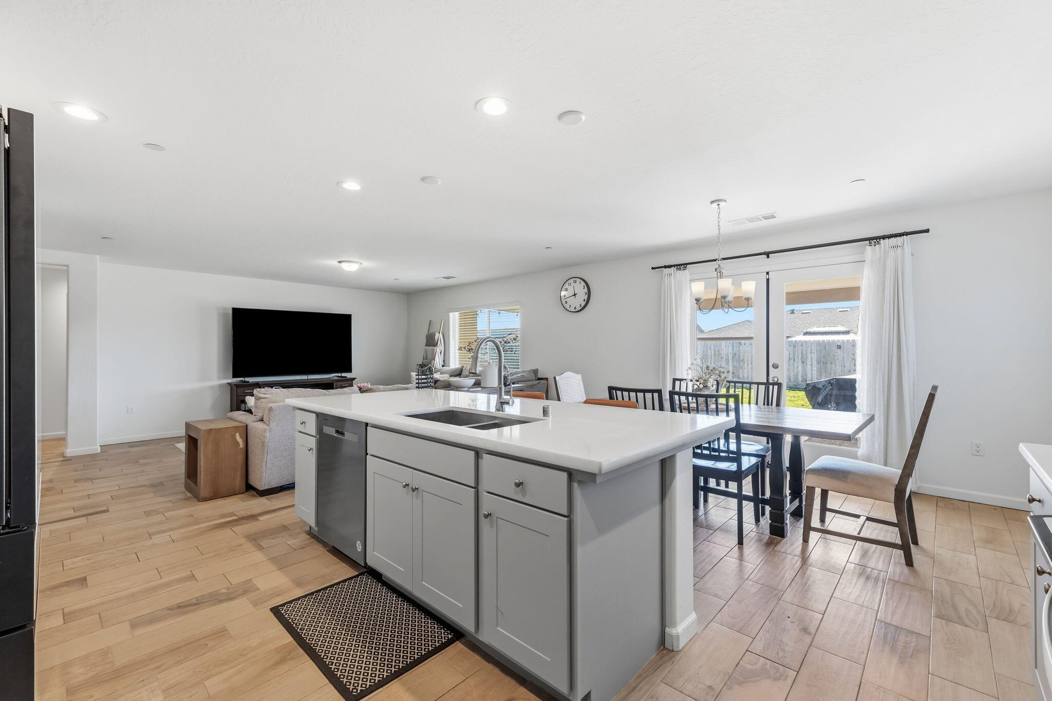 2131 W Ambassador Way, Hanford, CA 93230