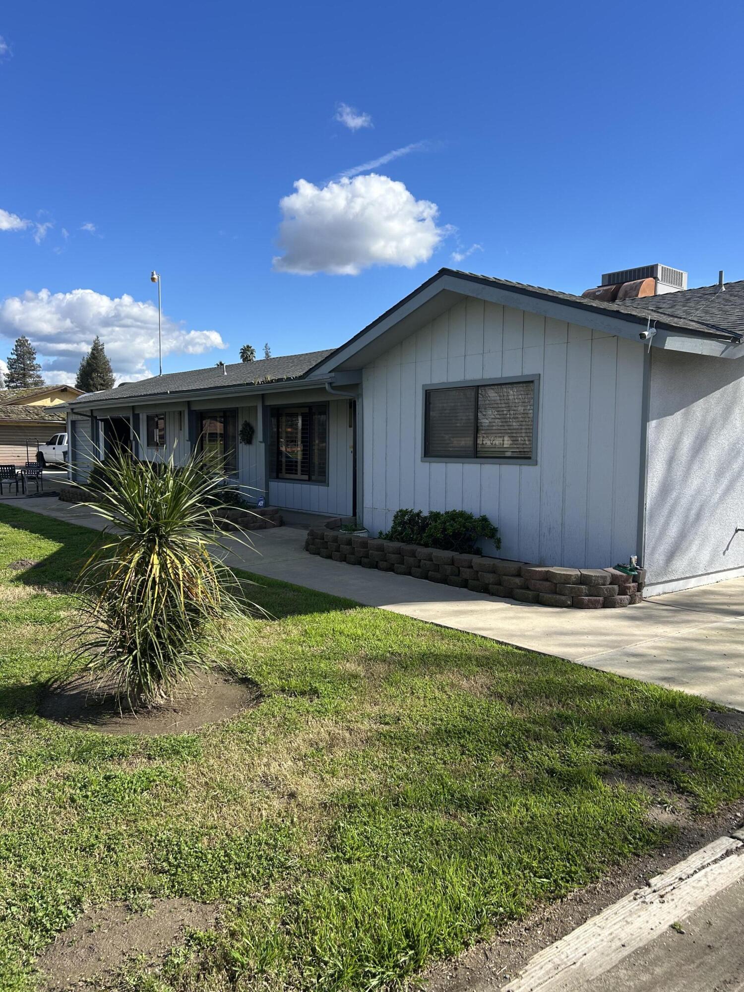 2745 E NE Goshen Ave, Visalia, CA 93292