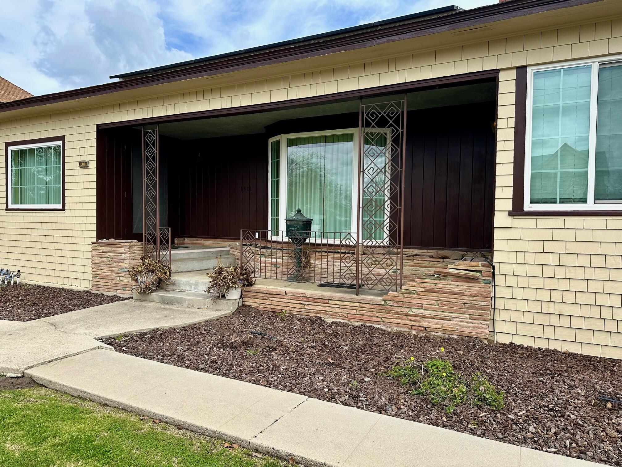 1301 N Douty, Hanford, CA 93230