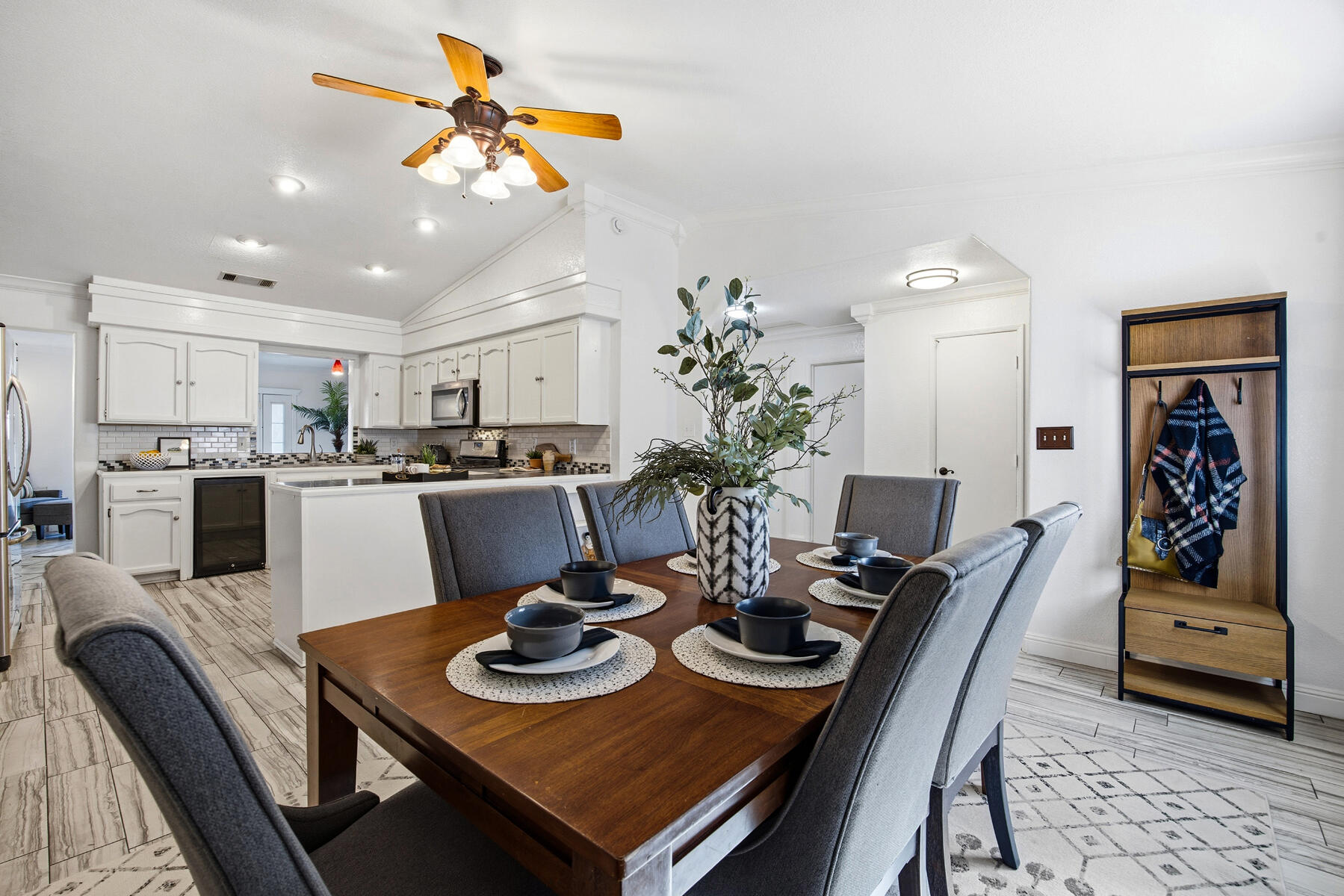 618 Birdsong Ct, Exeter, CA 93221