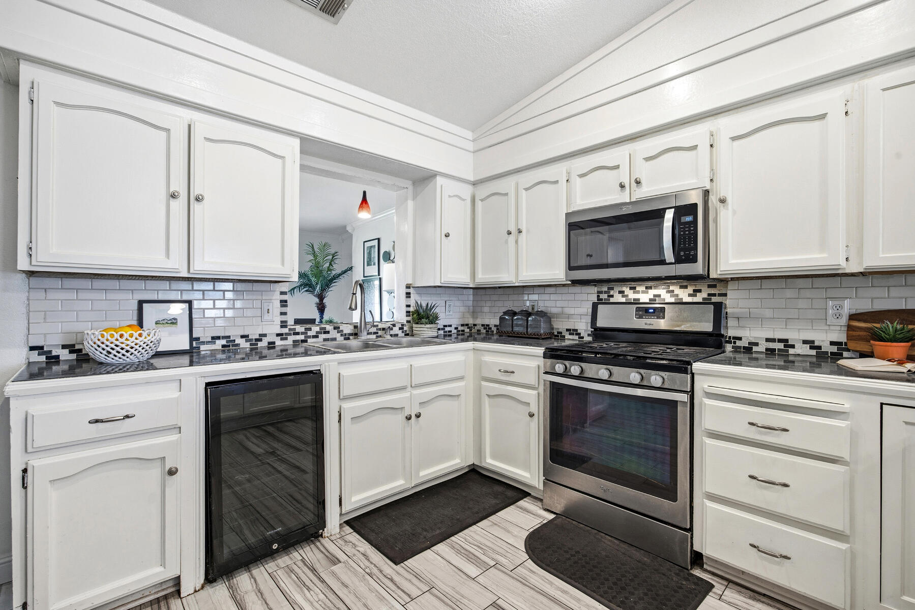 618 Birdsong Ct, Exeter, CA 93221