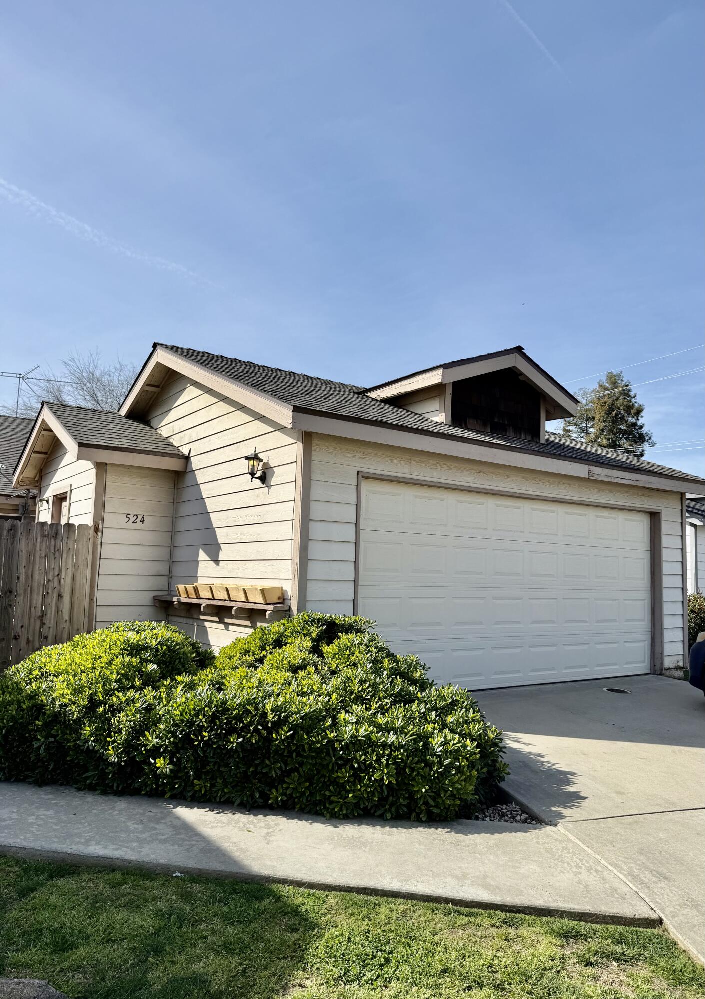 524 N Velie Ct, Visalia, CA 93292