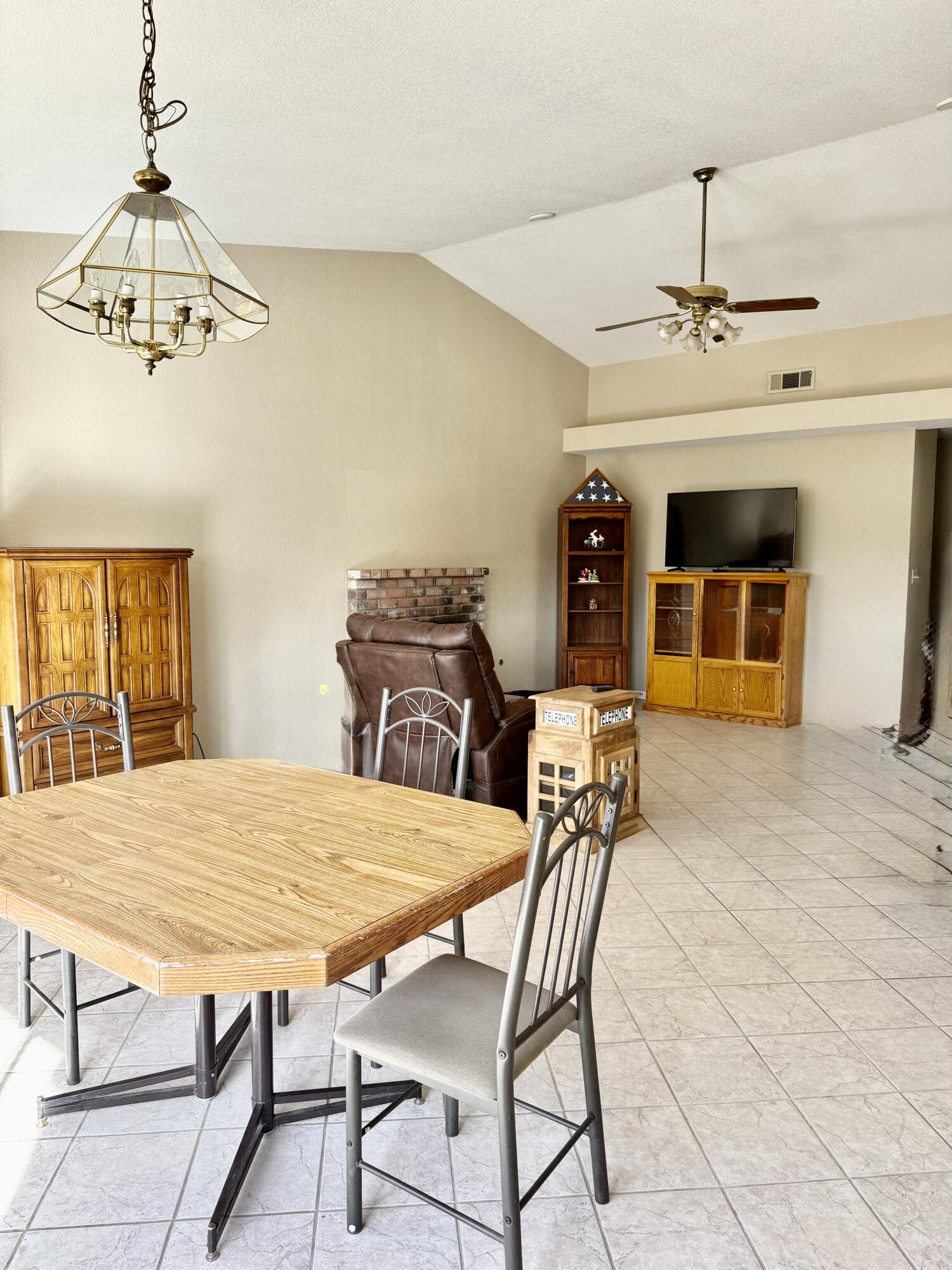 524 N Velie Ct, Visalia, CA 93292