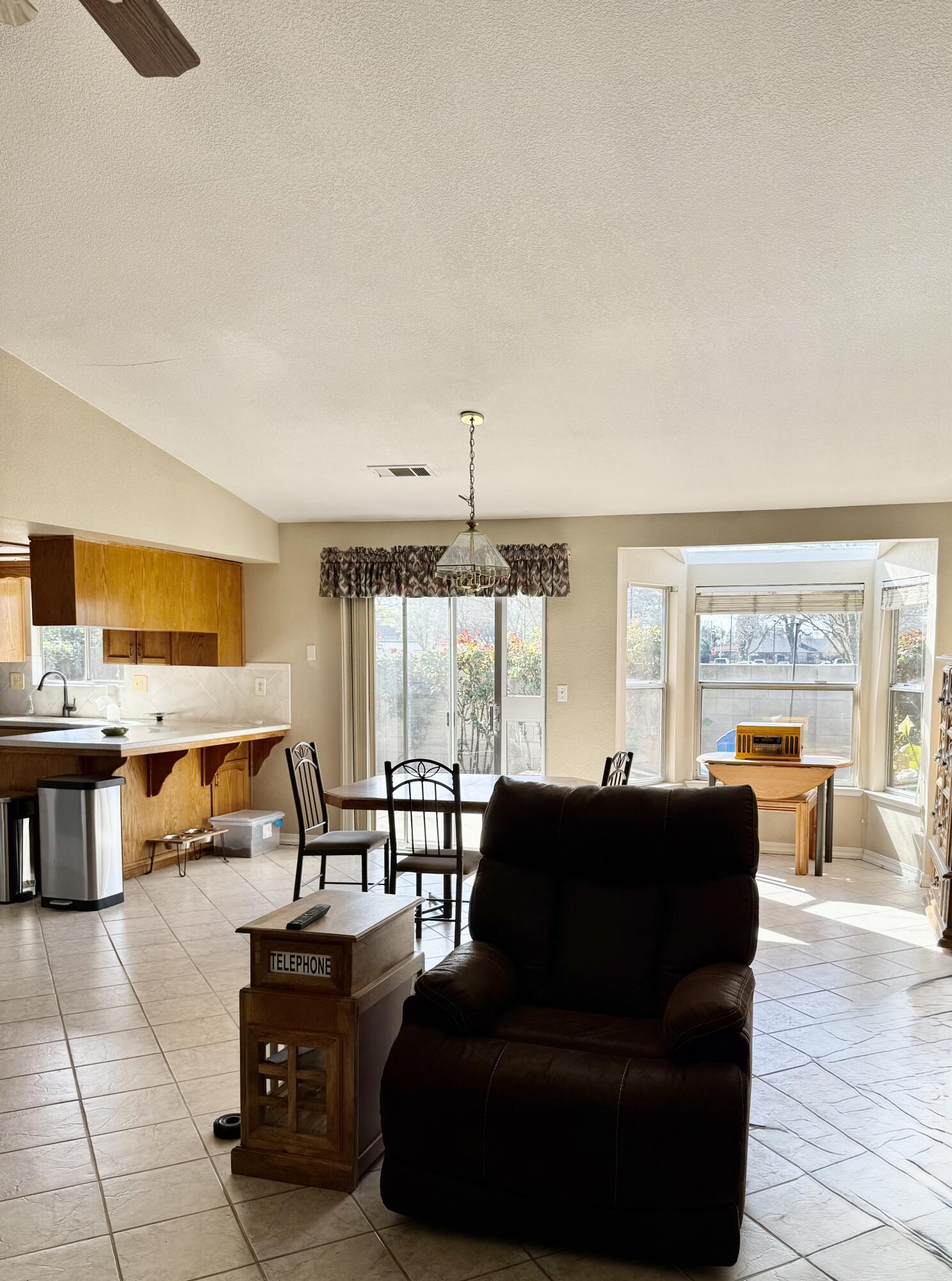 524 N Velie Ct, Visalia, CA 93292