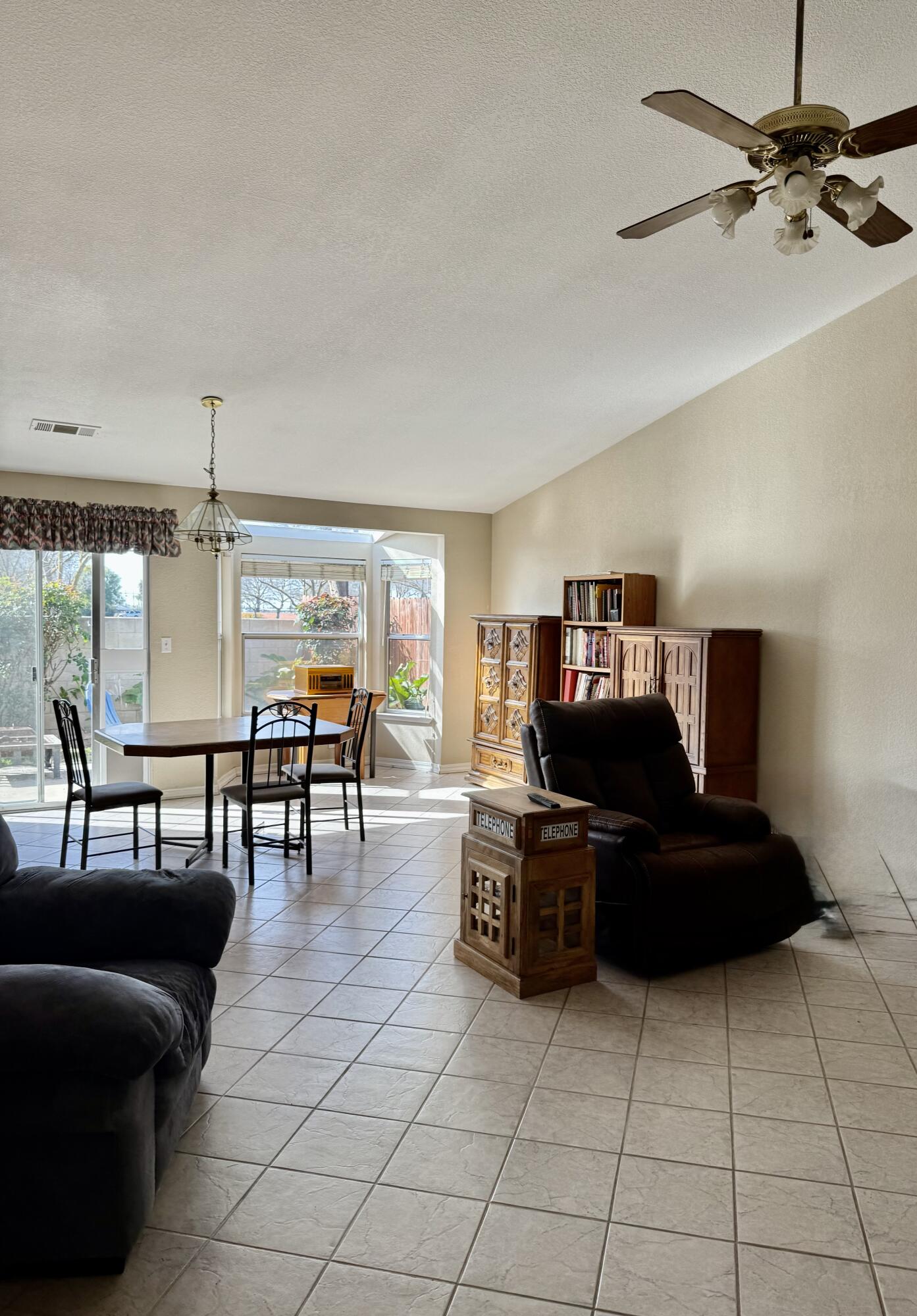 524 N Velie Ct, Visalia, CA 93292