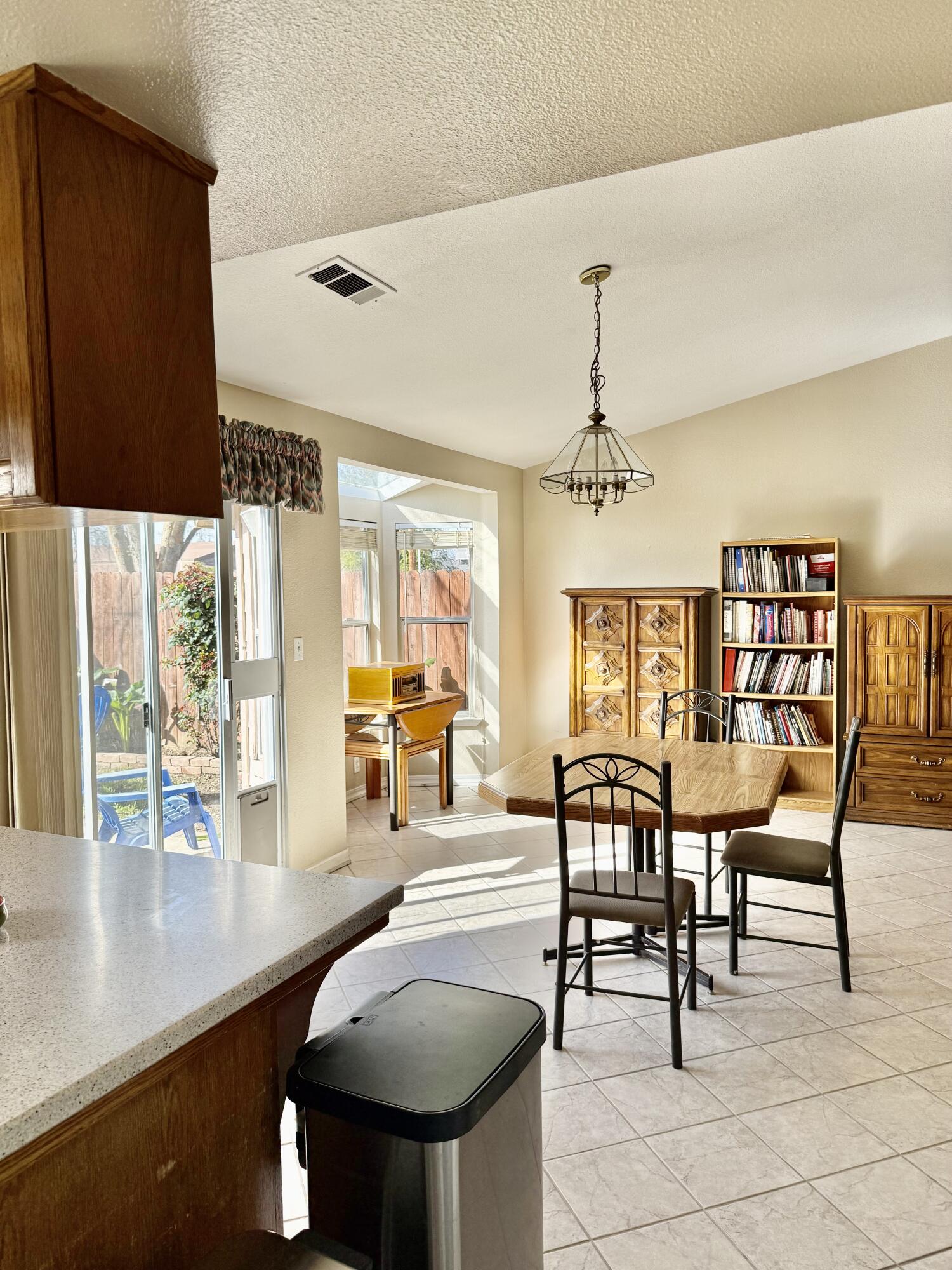 524 N Velie Ct, Visalia, CA 93292