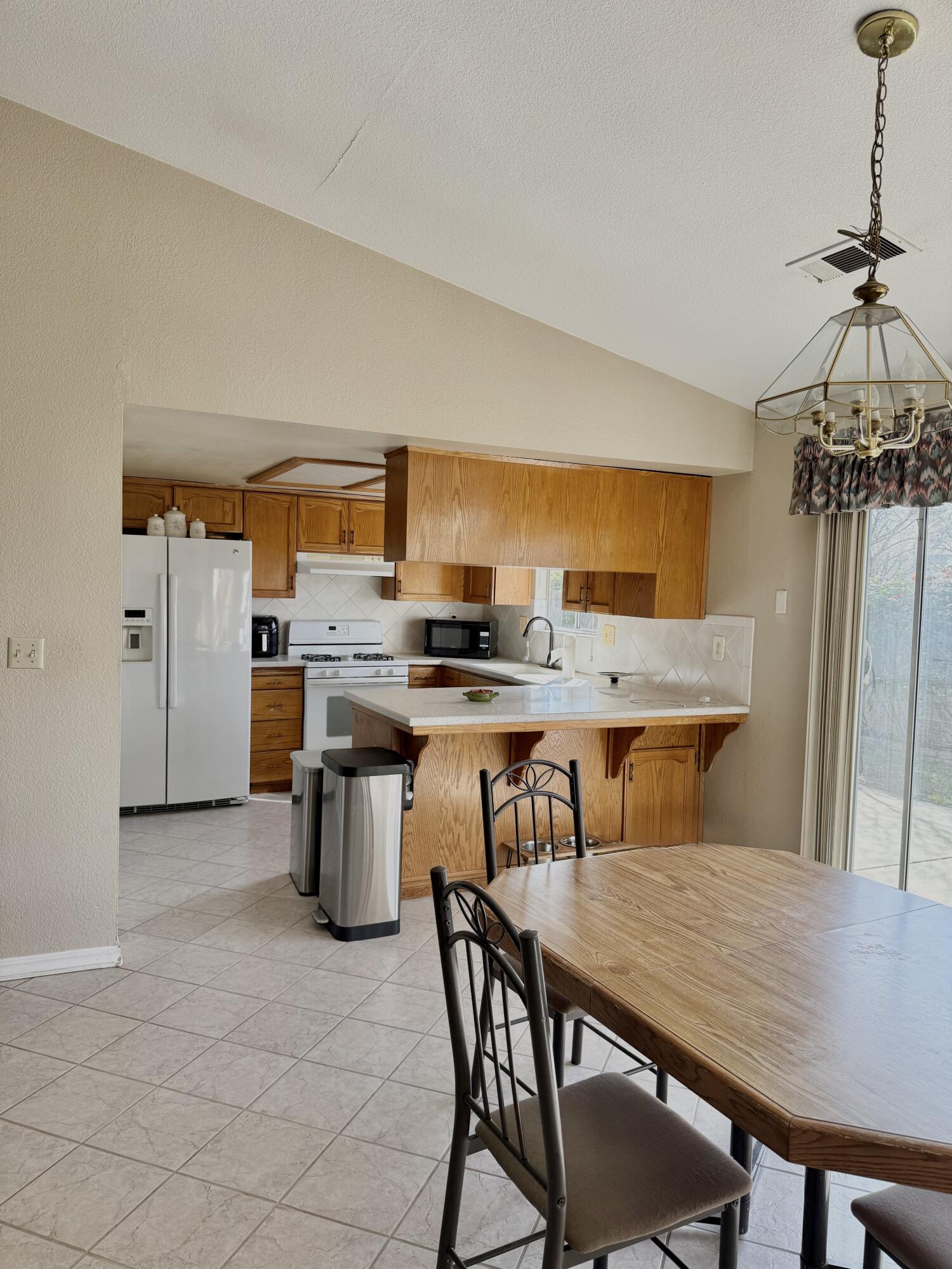 524 N Velie Ct, Visalia, CA 93292