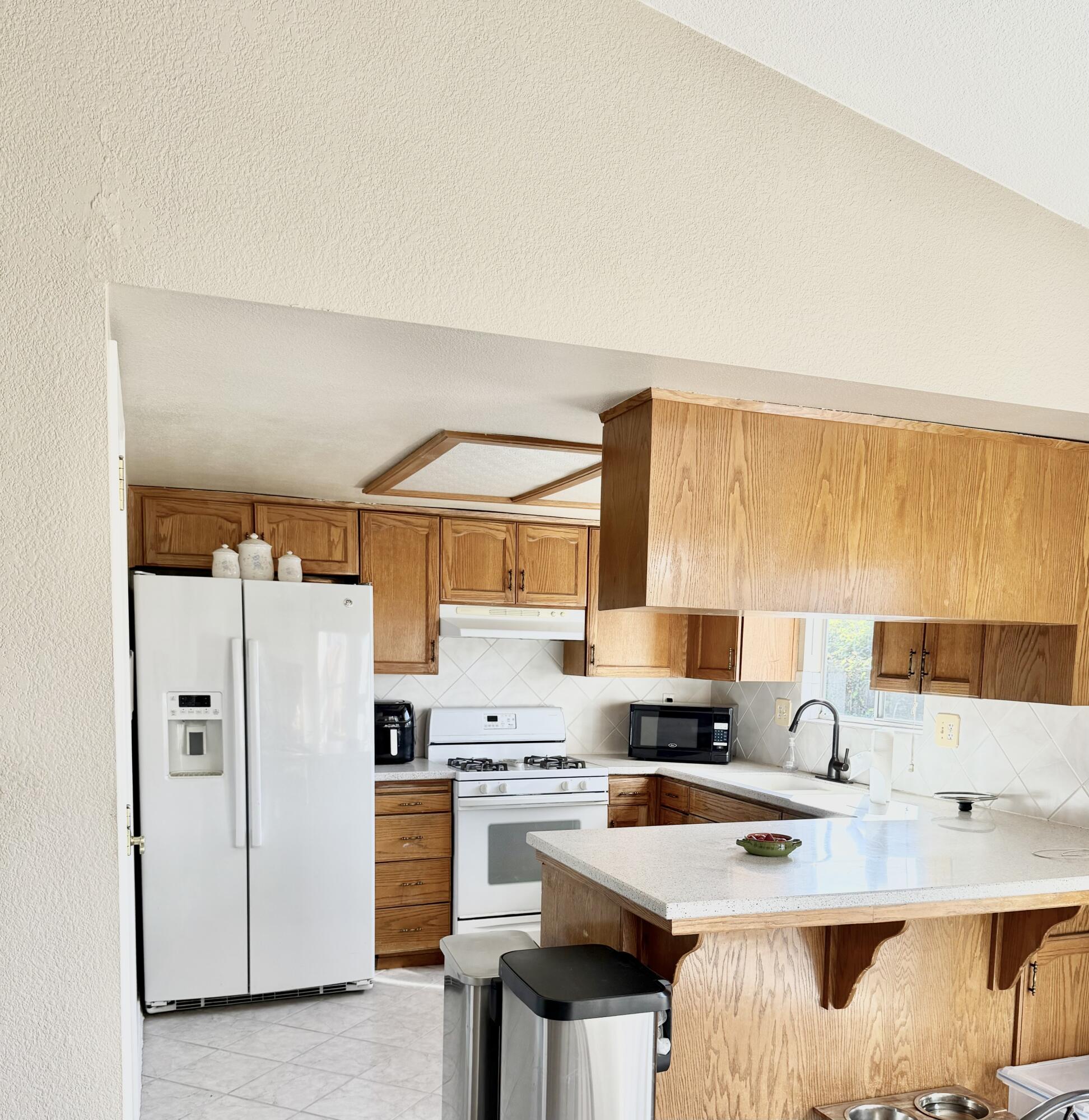 524 N Velie Ct, Visalia, CA 93292