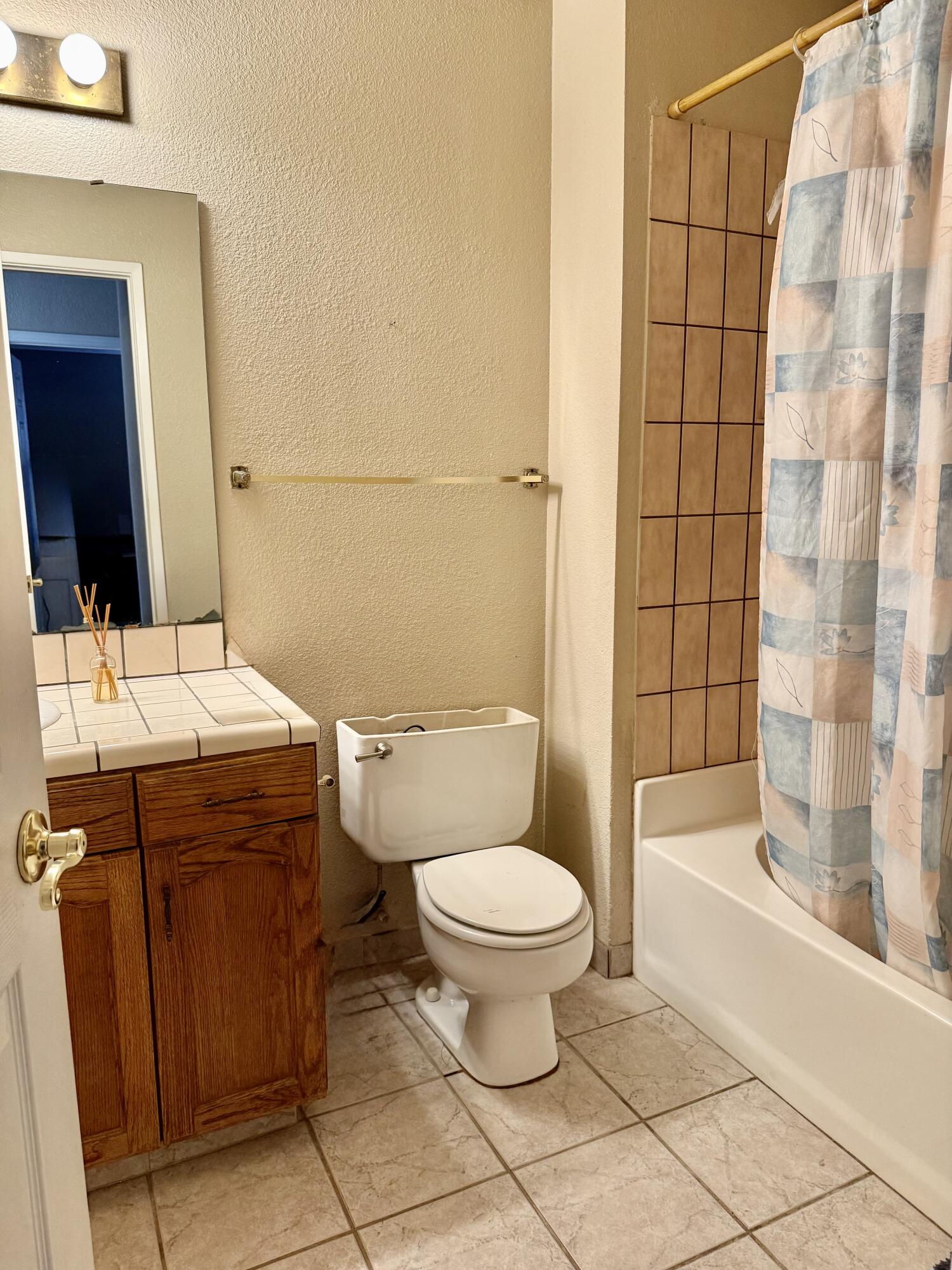 524 N Velie Ct, Visalia, CA 93292