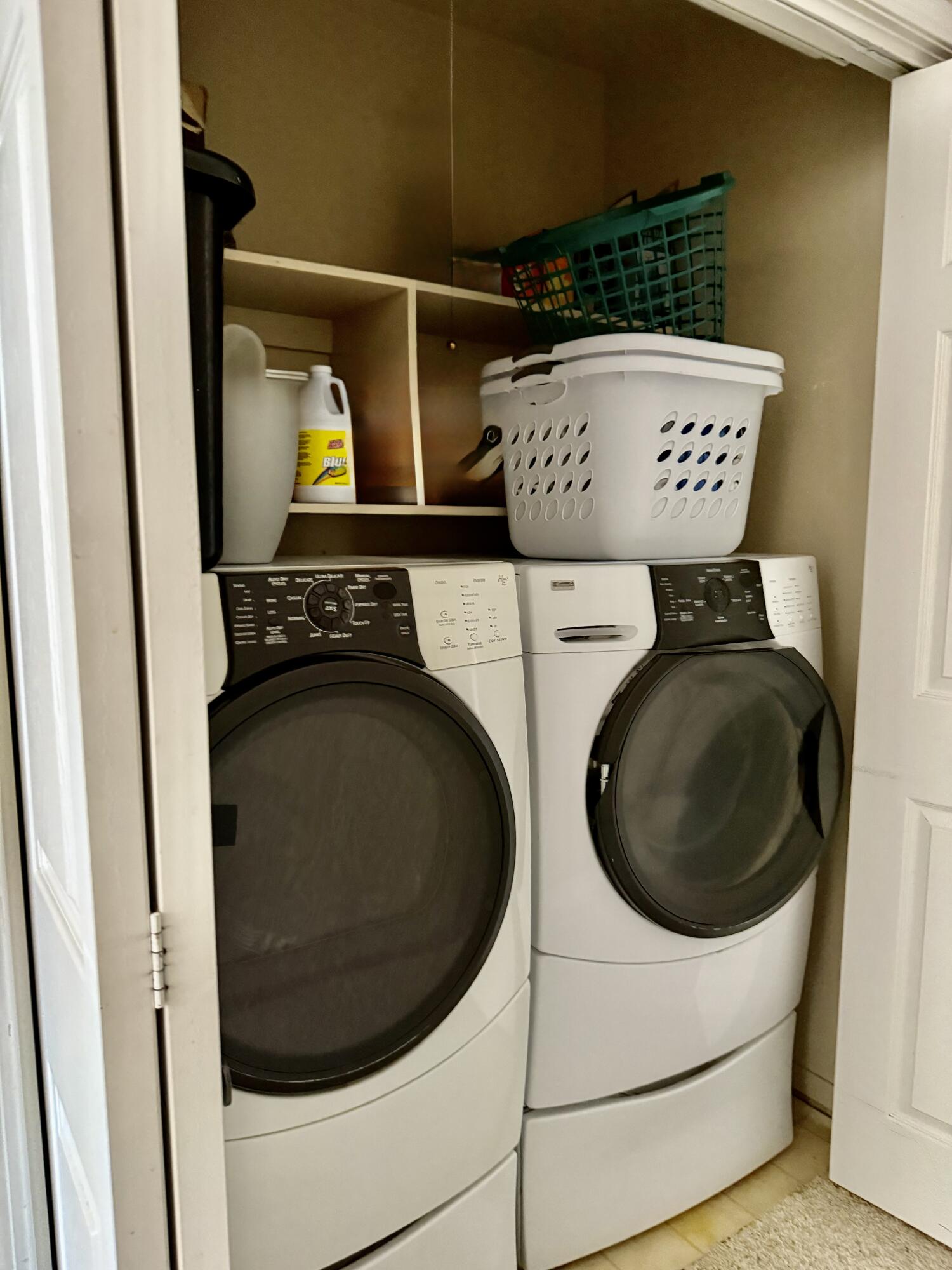 524 N Velie Ct, Visalia, CA 93292