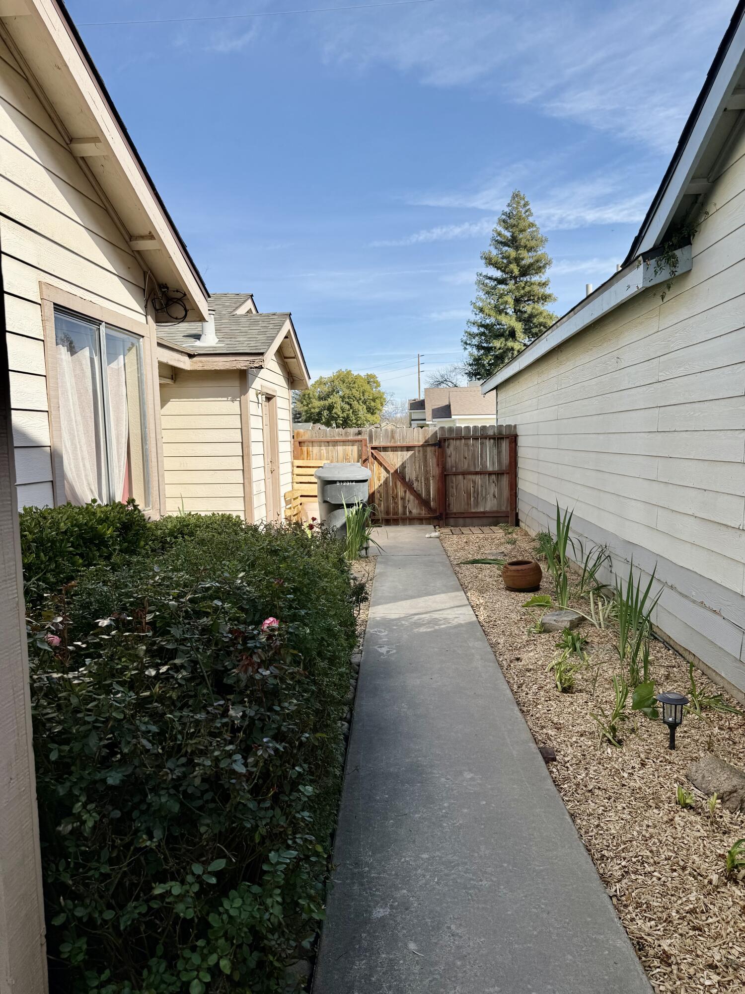 524 N Velie Ct, Visalia, CA 93292