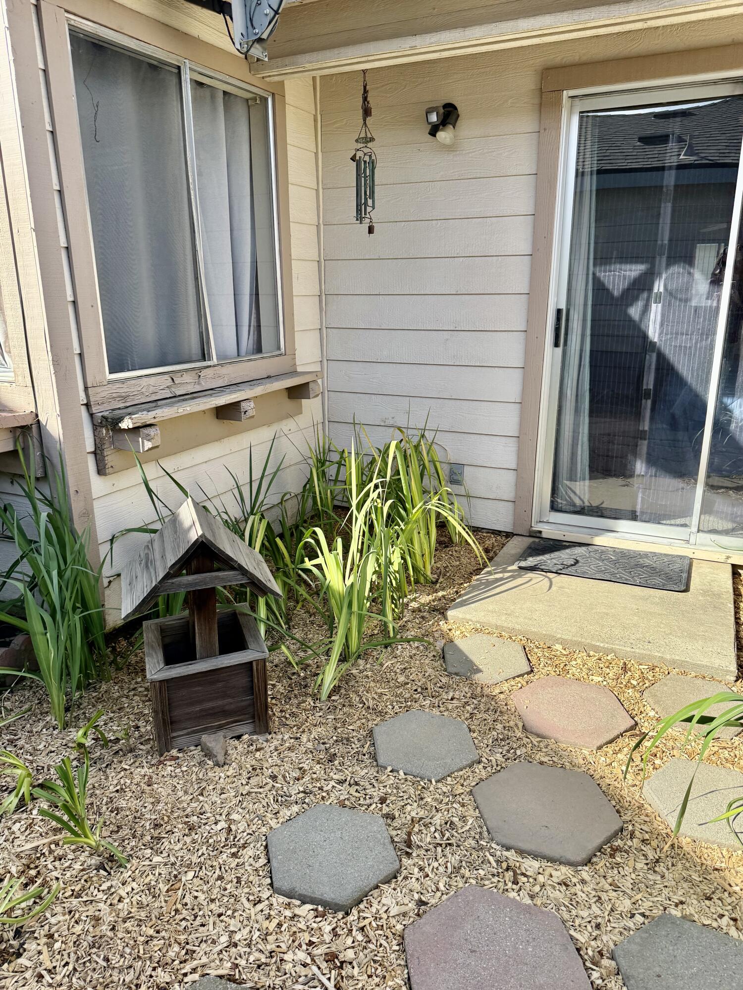 524 N Velie Ct, Visalia, CA 93292