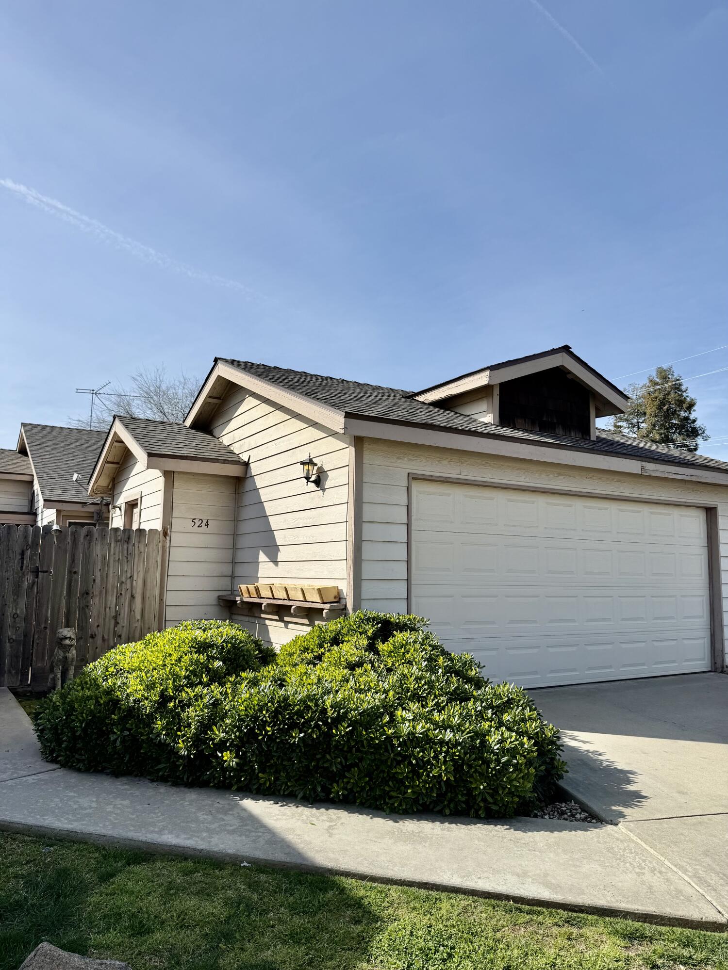 524 N Velie Ct, Visalia, CA 93292