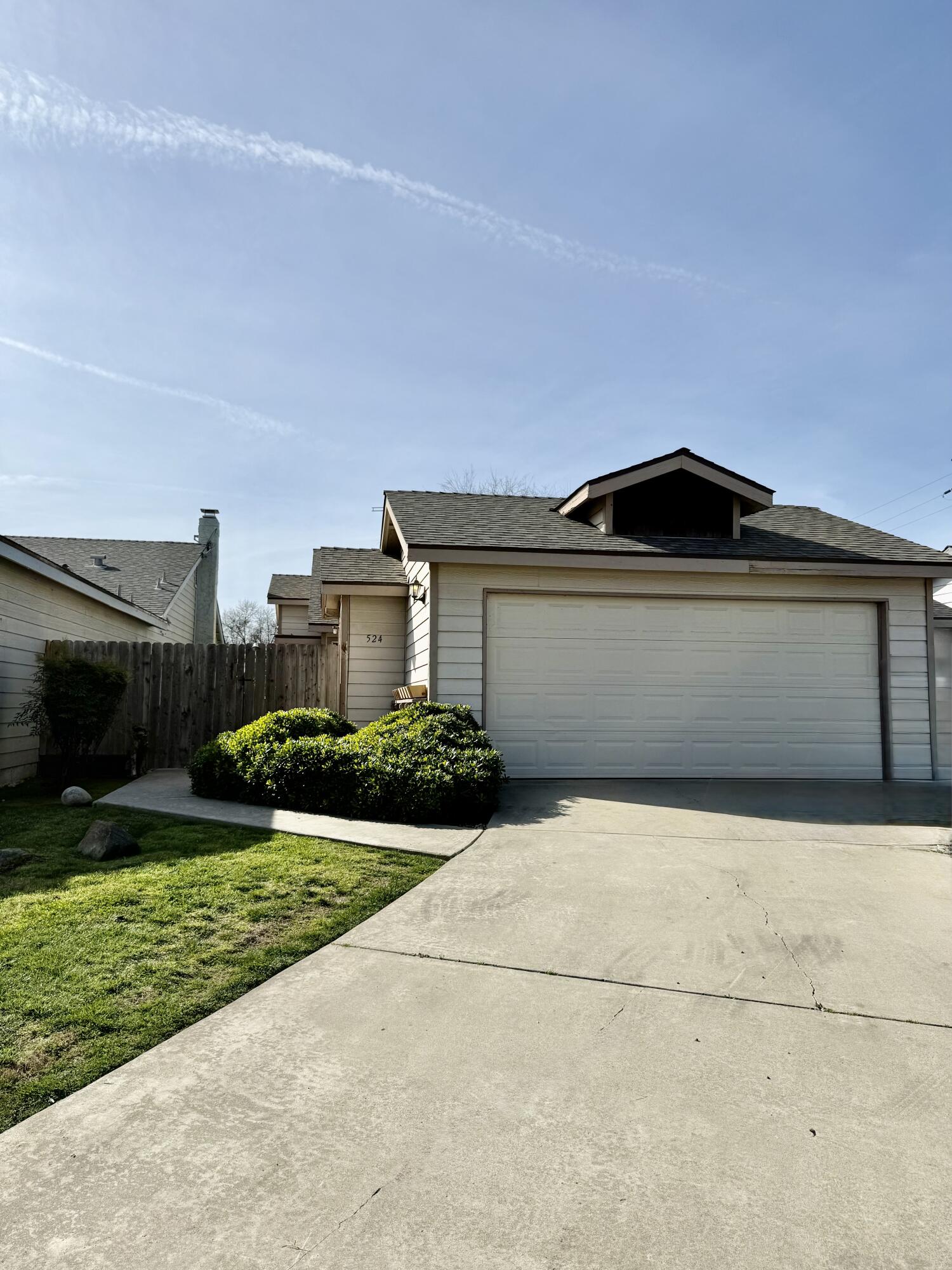 524 N Velie Ct, Visalia, CA 93292