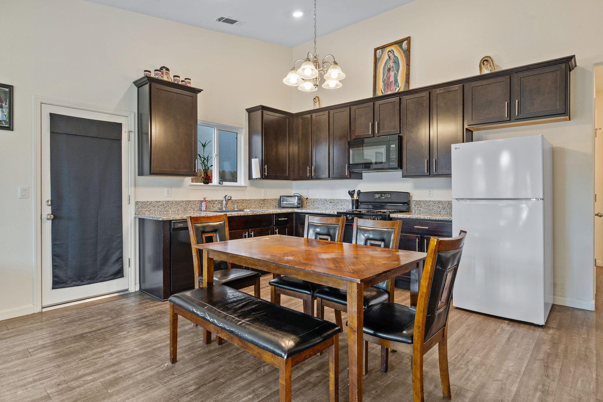 1237 E Orange St, Avenal, CA 93204