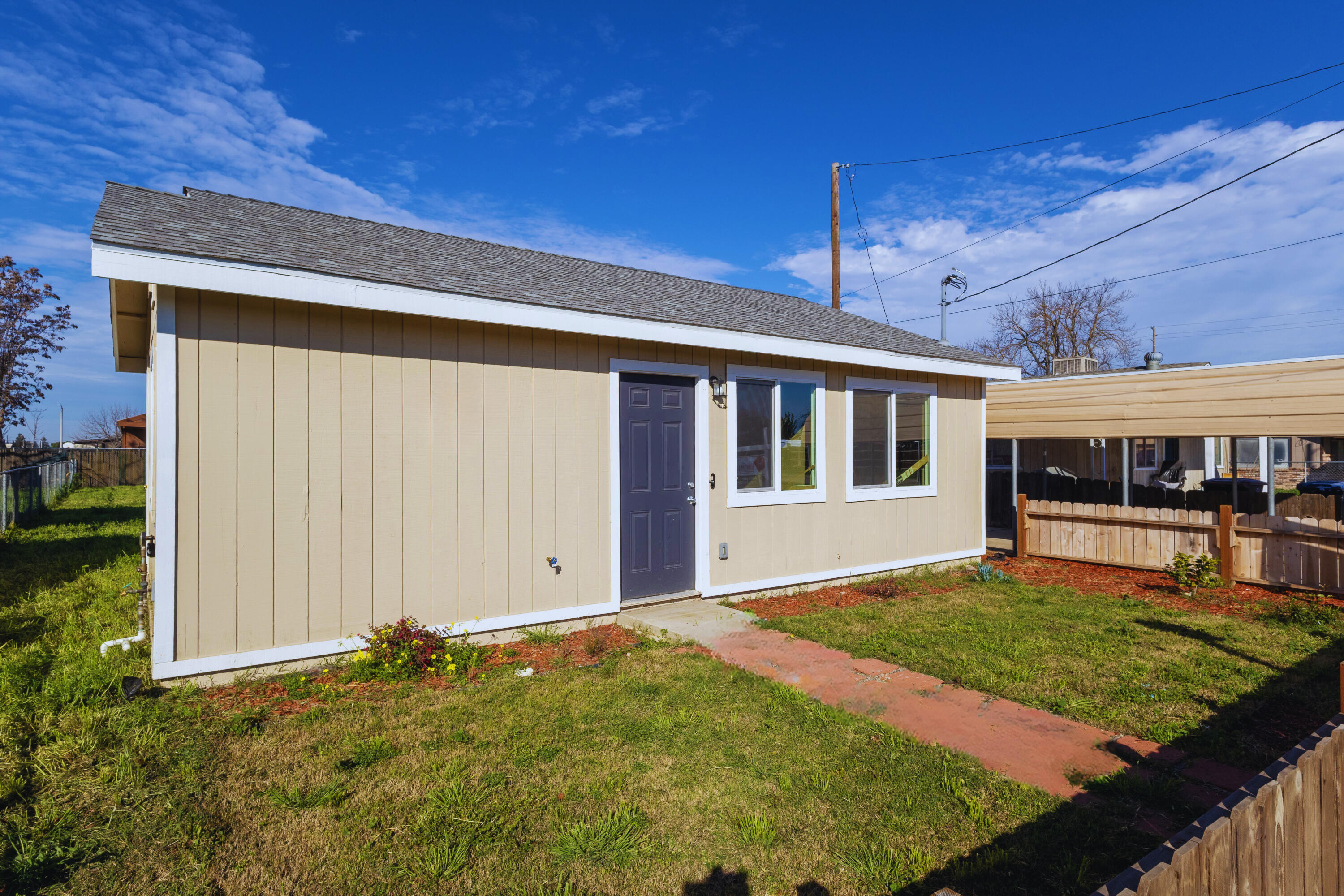 209 S Magnolia Ave, Farmersville, CA 93223