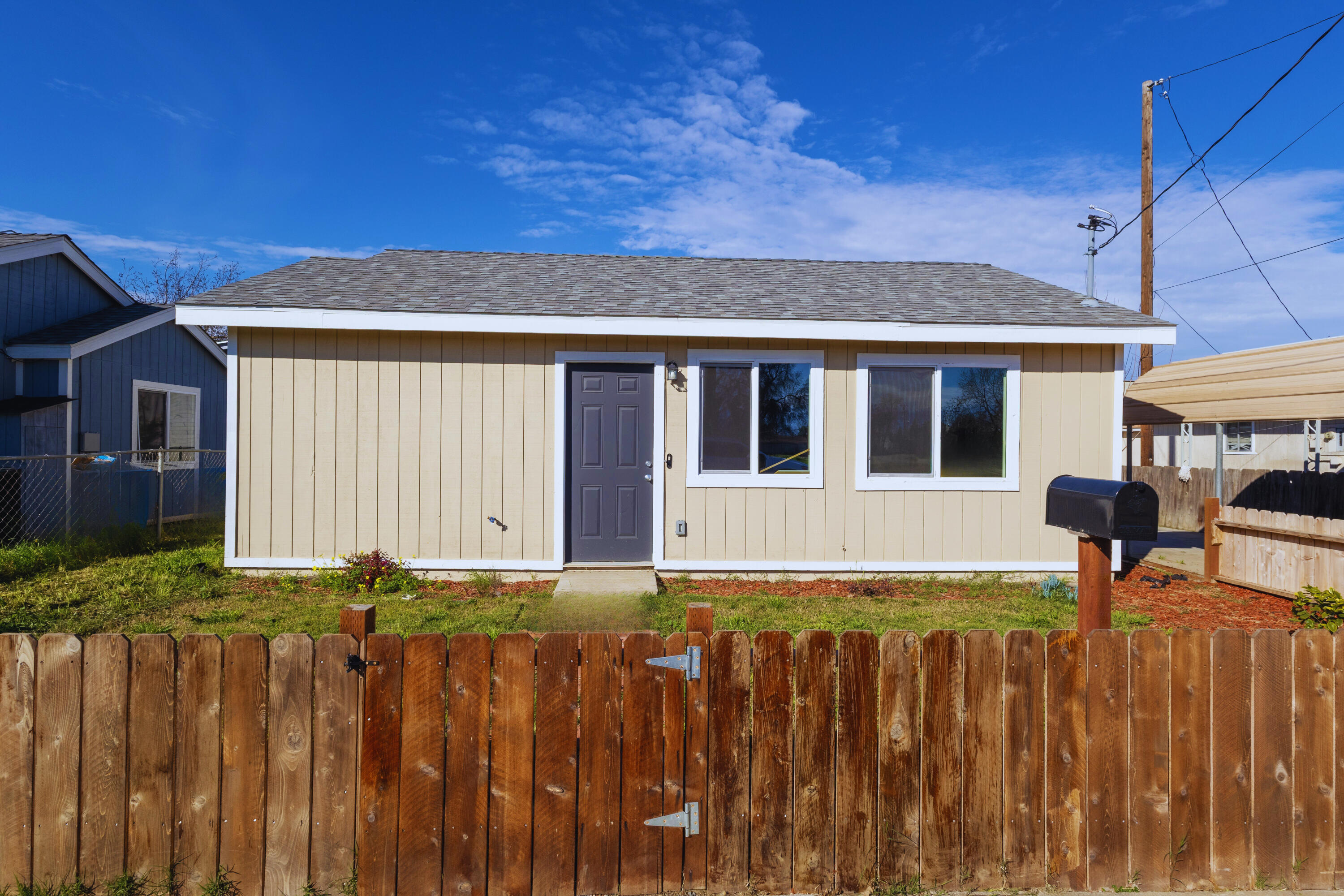 209 S Magnolia Ave, Farmersville, CA 93223