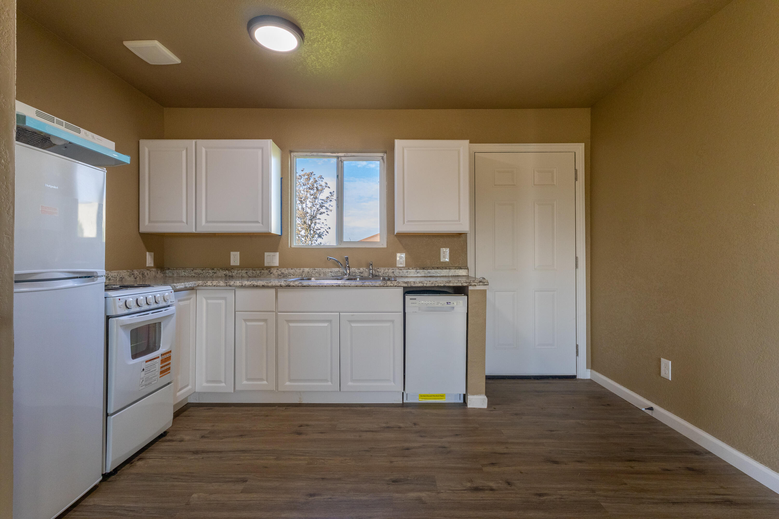 209 S Magnolia Ave, Farmersville, CA 93223