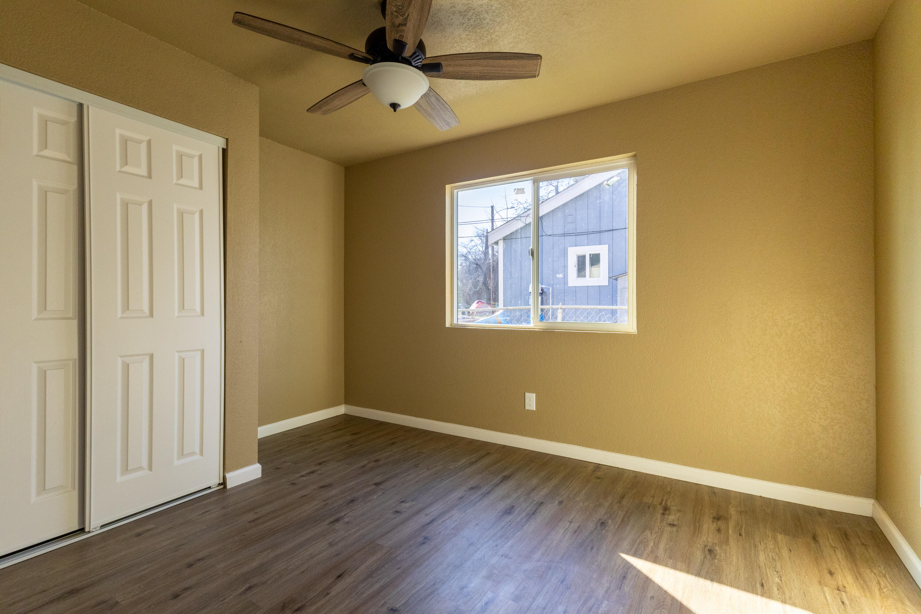 209 S Magnolia Ave, Farmersville, CA 93223