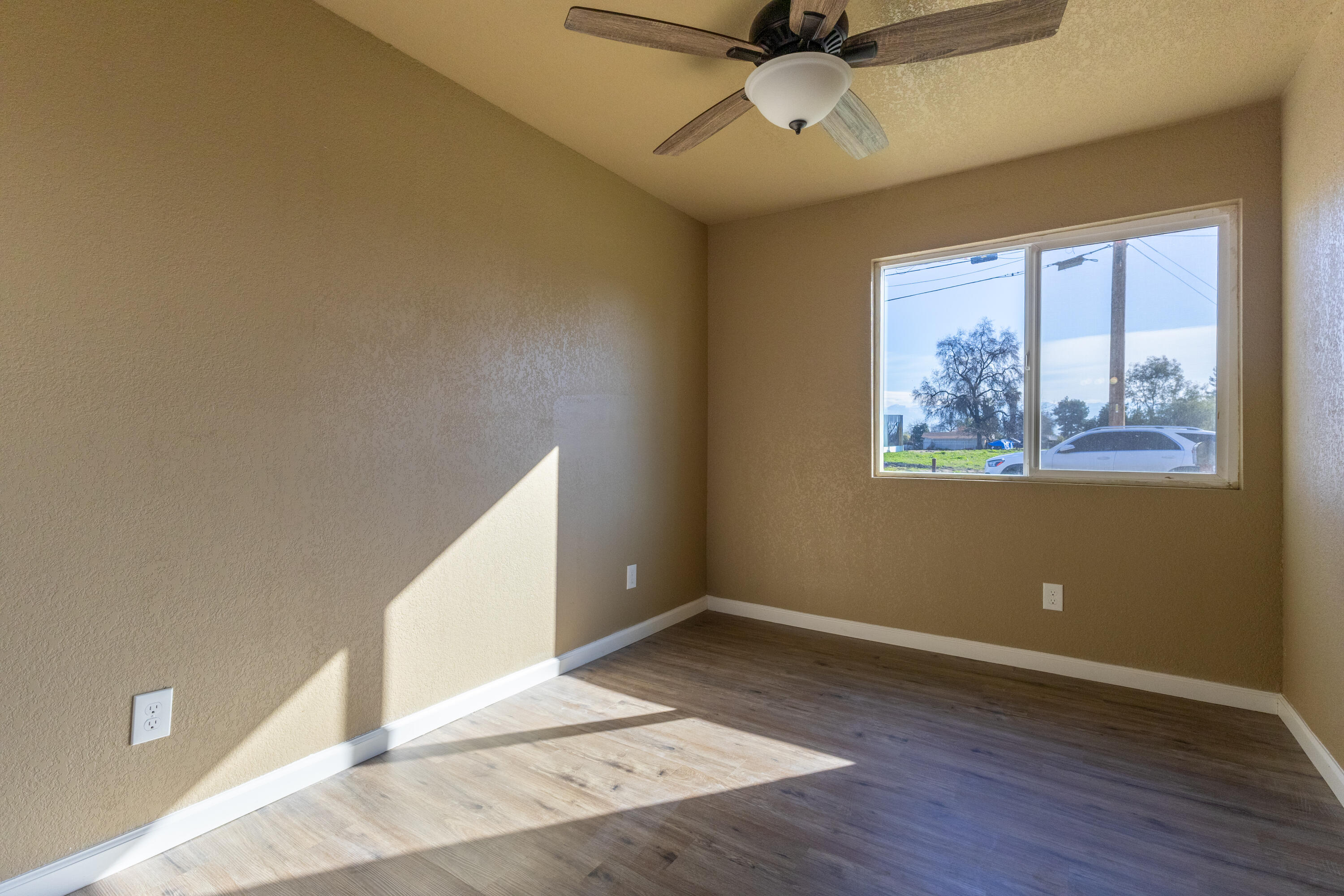 209 S Magnolia Ave, Farmersville, CA 93223