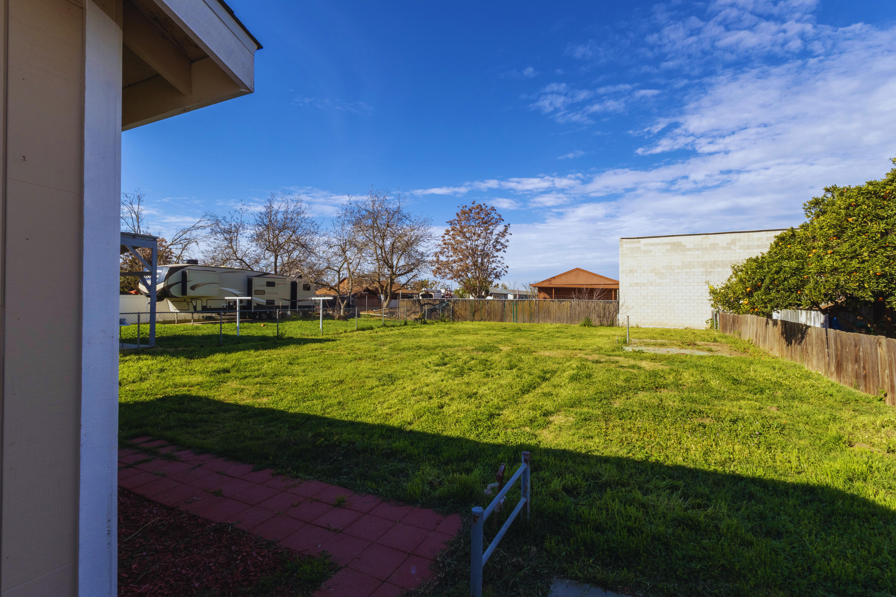 209 S Magnolia Ave, Farmersville, CA 93223