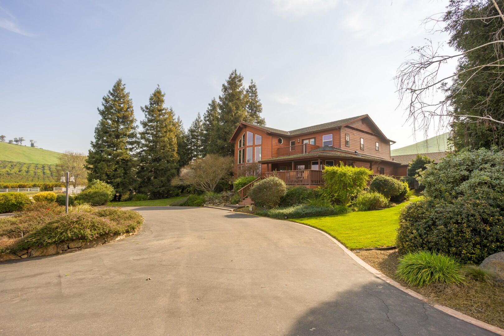 24211 Johns Dr, Porterville, CA 93257