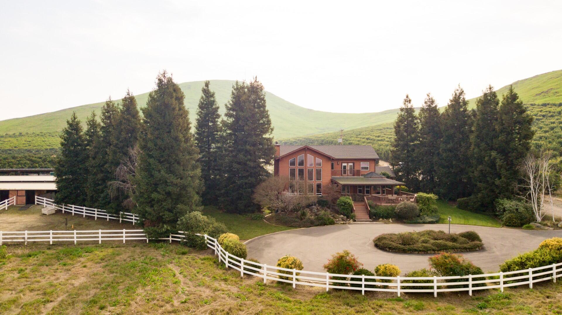 24211 Johns Dr, Porterville, CA 93257