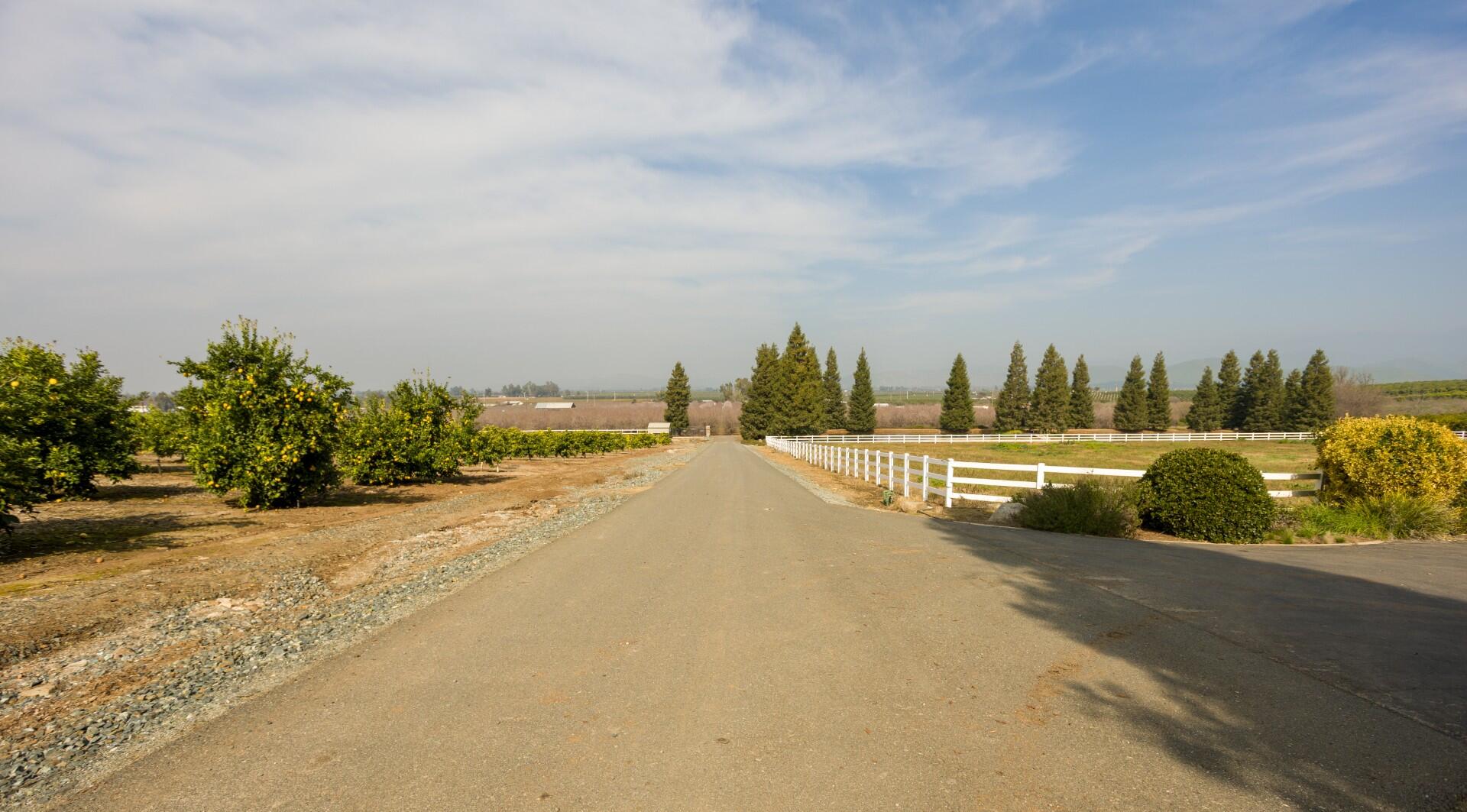 24211 Johns Dr, Porterville, CA 93257