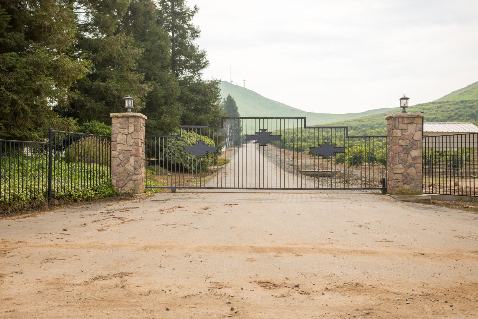 24211 Johns Dr, Porterville, CA 93257