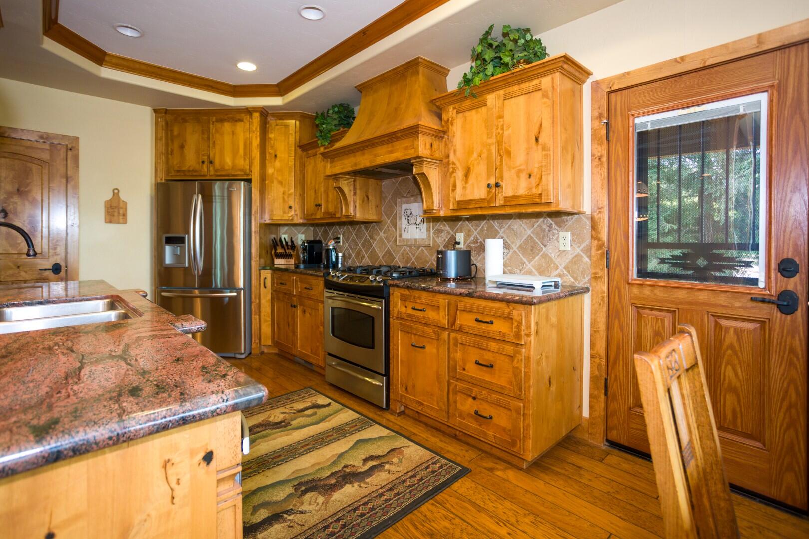 24211 Johns Dr, Porterville, CA 93257