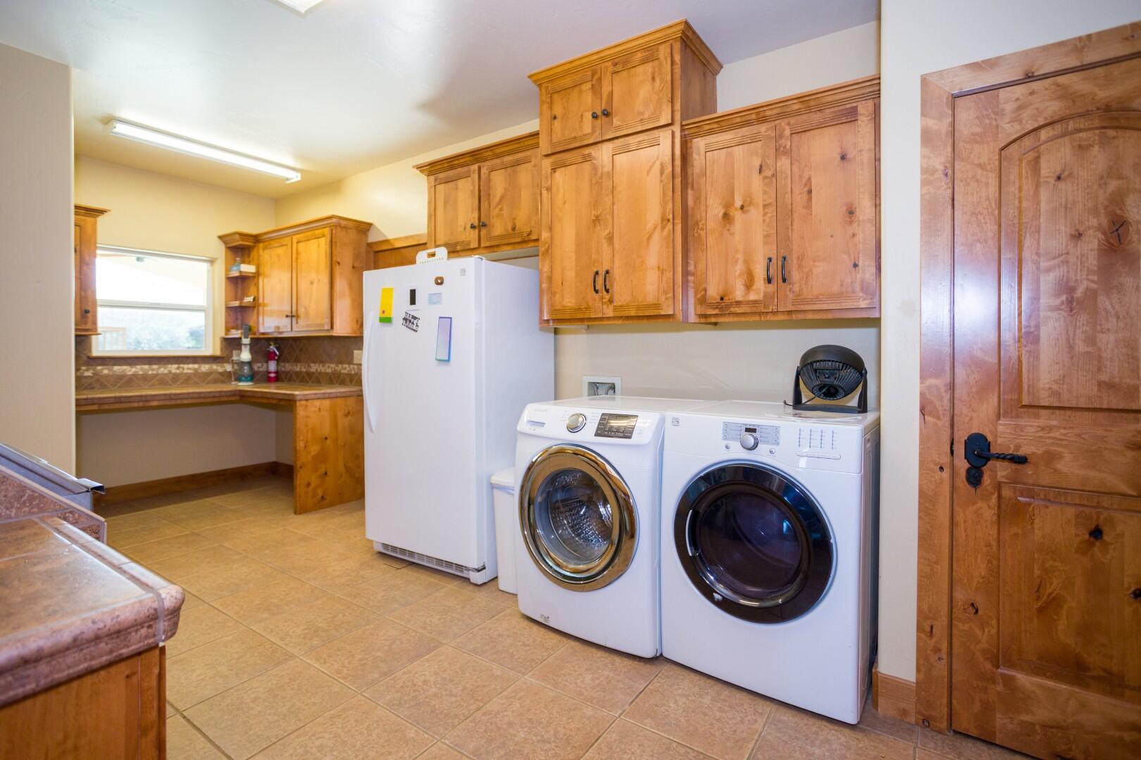 24211 Johns Dr, Porterville, CA 93257