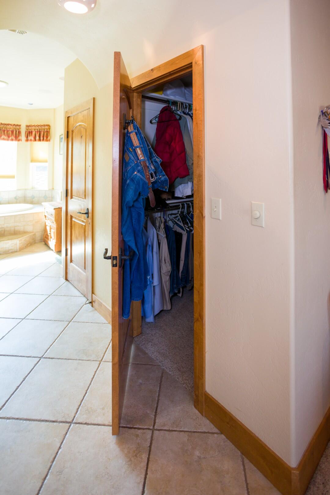 24211 Johns Dr, Porterville, CA 93257