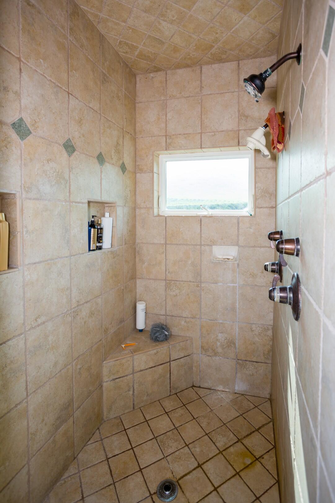 24211 Johns Dr, Porterville, CA 93257