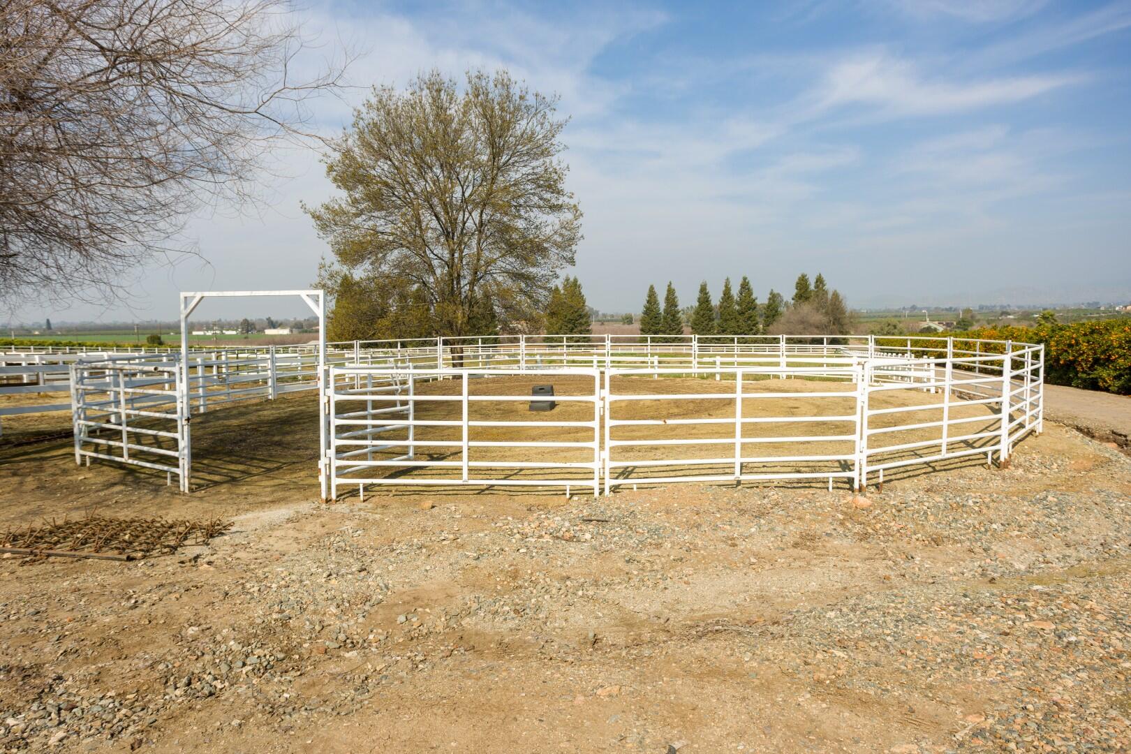 24211 Johns Dr, Porterville, CA 93257