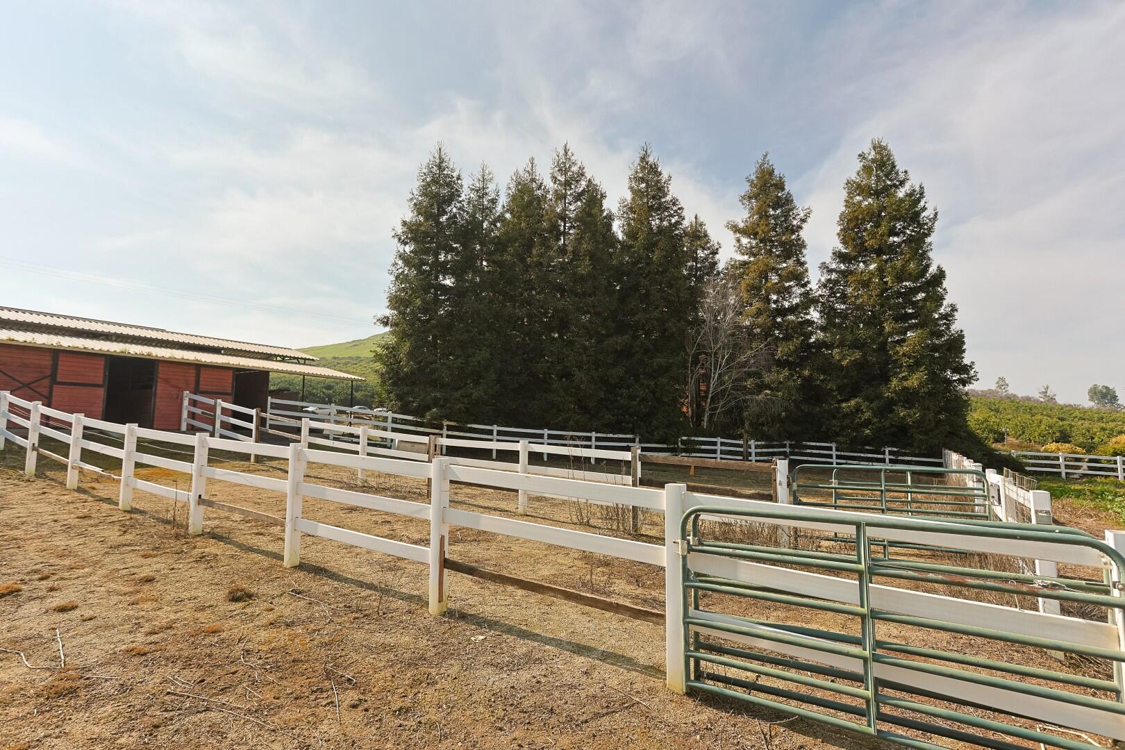 24211 Johns Dr, Porterville, CA 93257