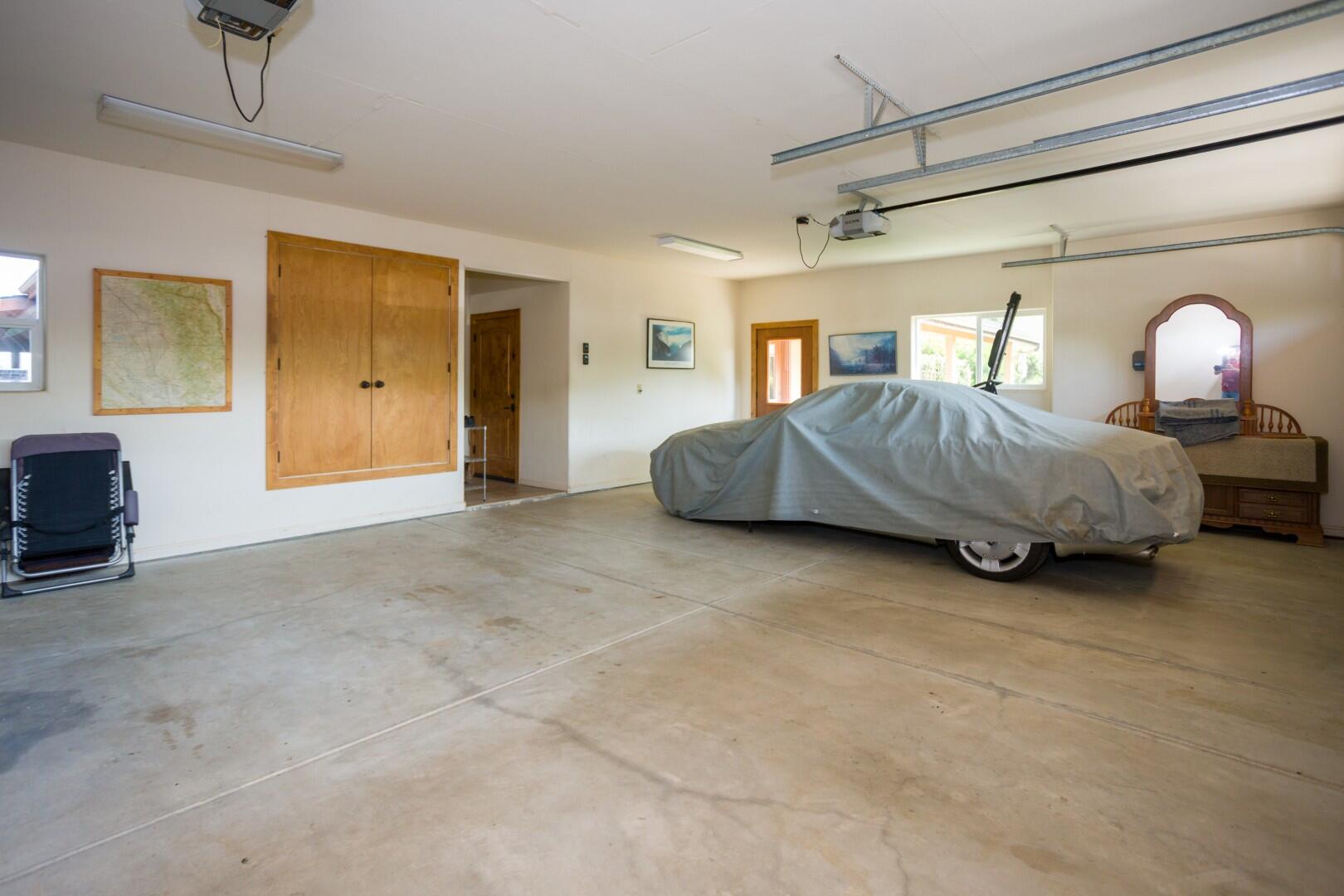 24211 Johns Dr, Porterville, CA 93257