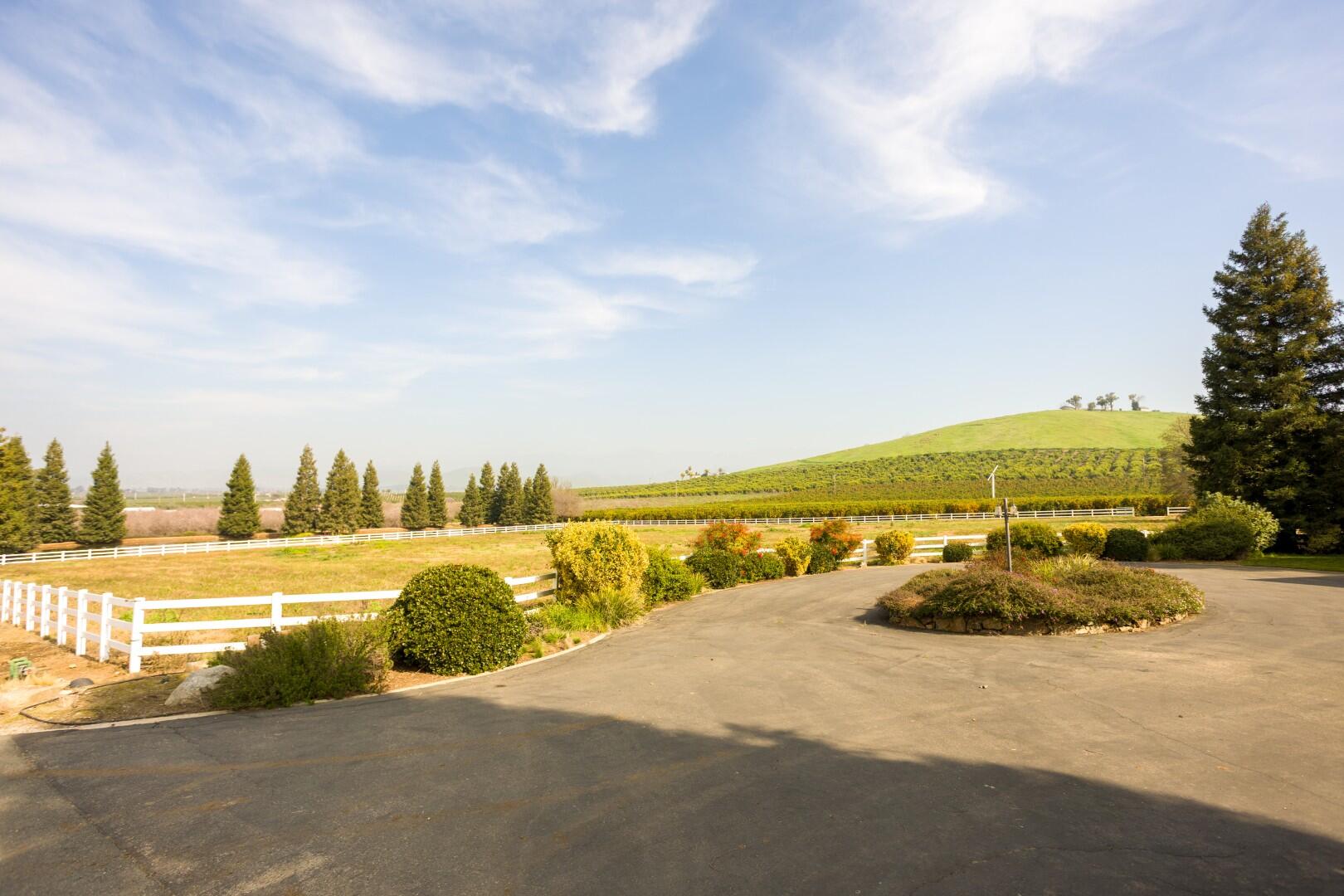 24211 Johns Dr, Porterville, CA 93257