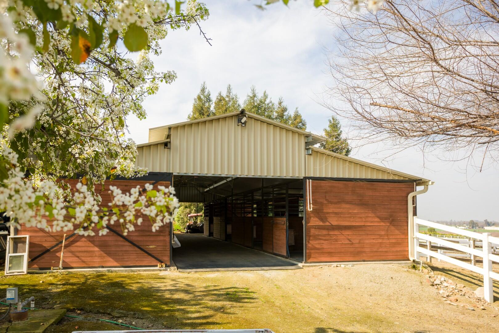 24211 Johns Dr, Porterville, CA 93257