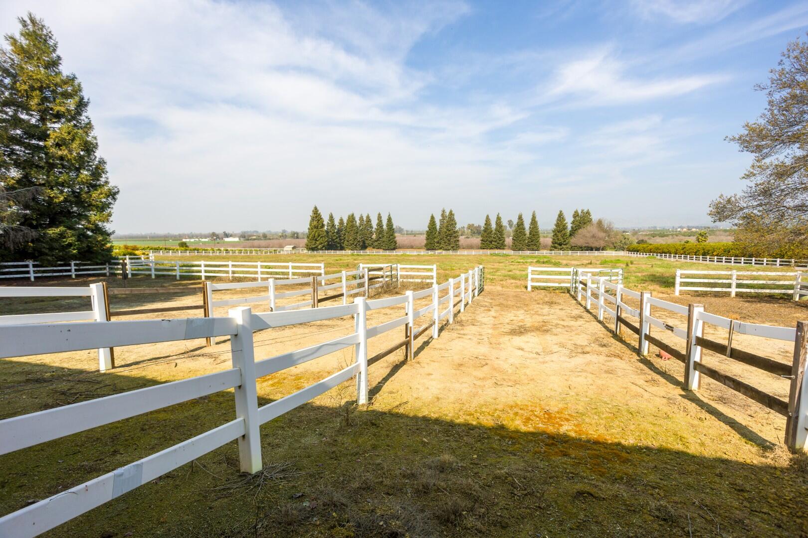 24211 Johns Dr, Porterville, CA 93257