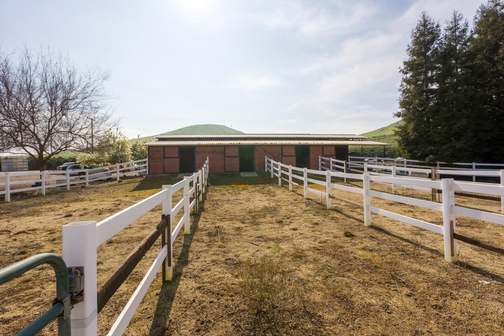 24211 Johns Dr, Porterville, CA 93257