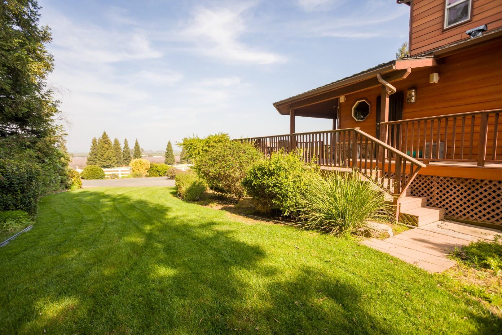 24211 Johns Dr, Porterville, CA 93257