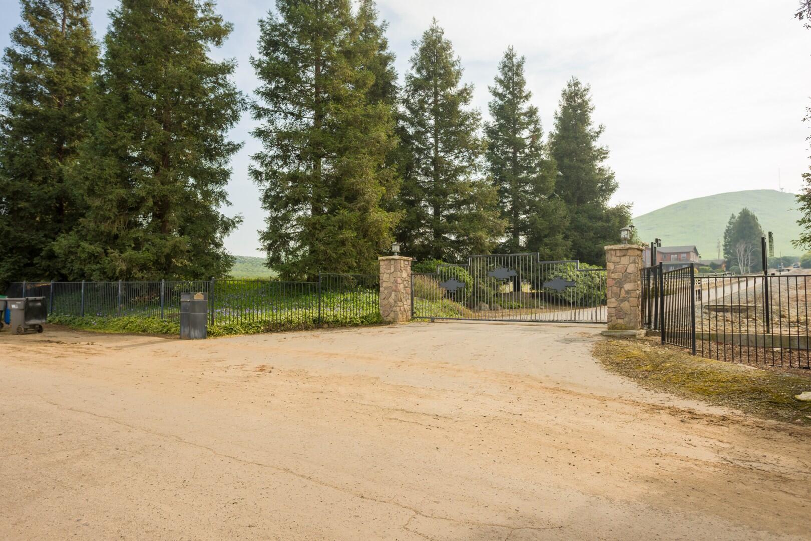 24211 Johns Dr, Porterville, CA 93257