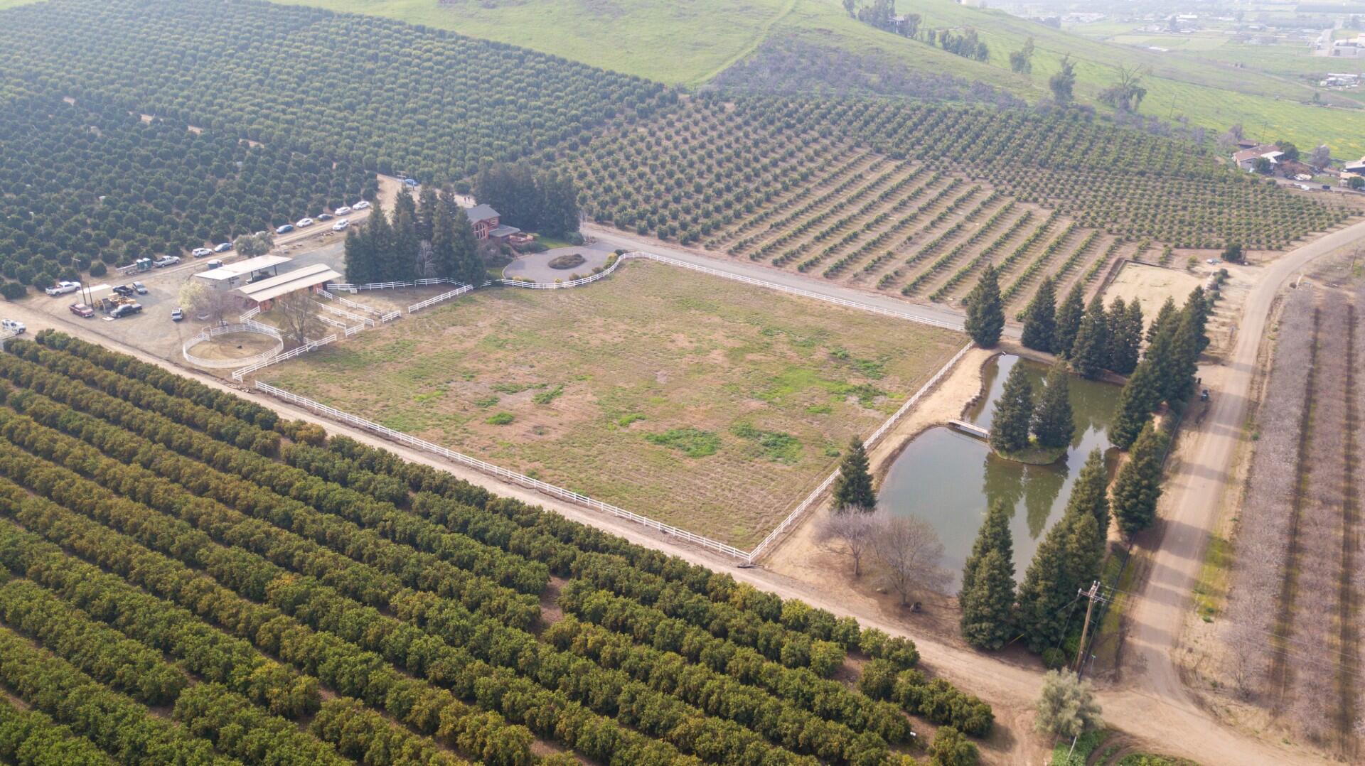 24211 Johns Dr, Porterville, CA 93257