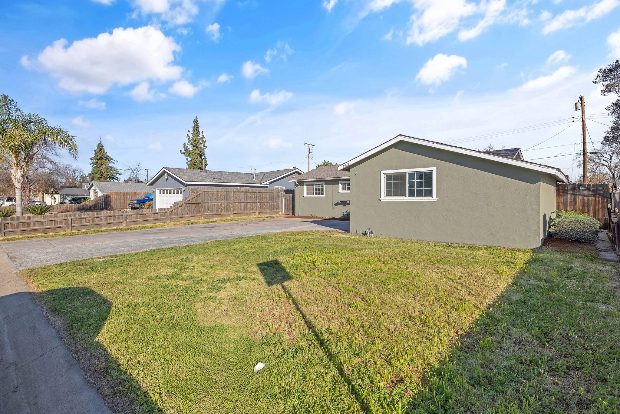 2528 W Howard Ave, Visalia, CA 93277