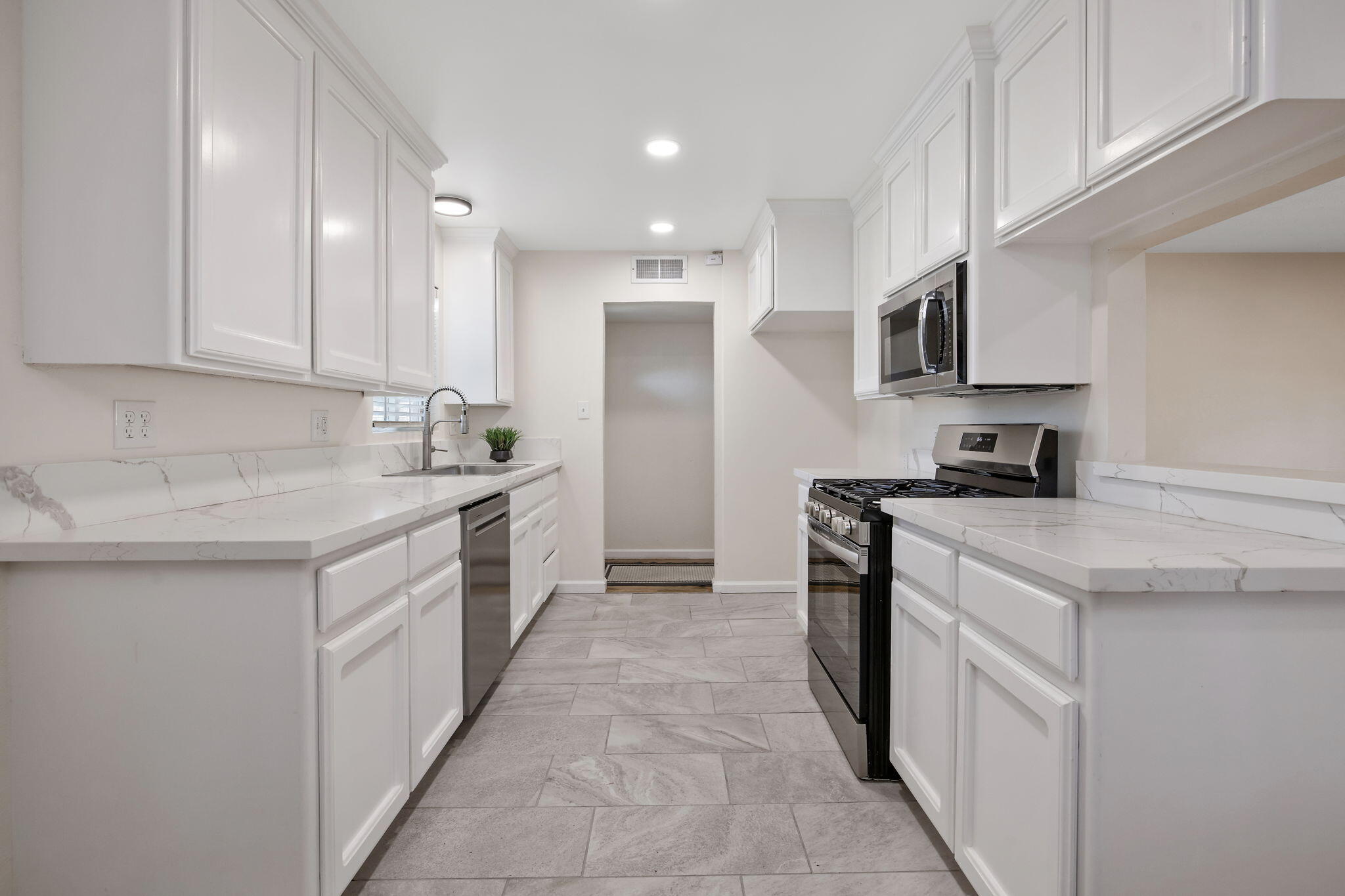 2528 W Howard Ave, Visalia, CA 93277